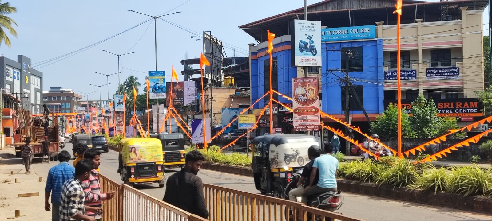 ರಸ್ತೆ ಡಿವೈಡರ್‌ಗಳಿಗೆ ತೋರಣ ಕಟ್ಟಲಾಗಿದೆ