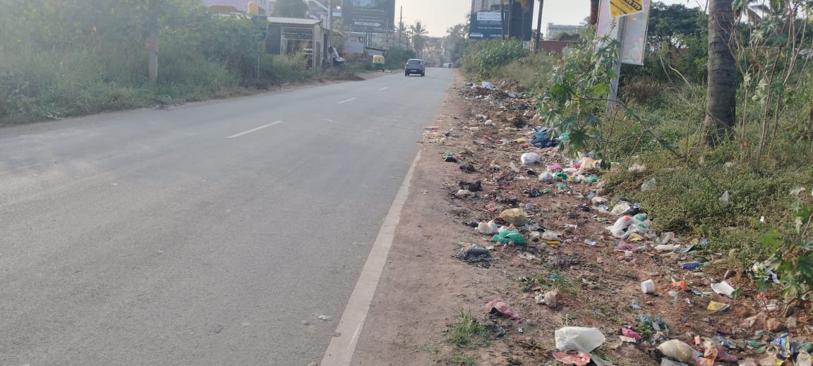 ಲೇಕ್ ಪ್ರಂಟ್ ಅಪಾರ್ಟ್ಮೆಂಟ್ ಬಳಿ ಕಸ ತೆರವು ಮಾಡಿರುವುದು