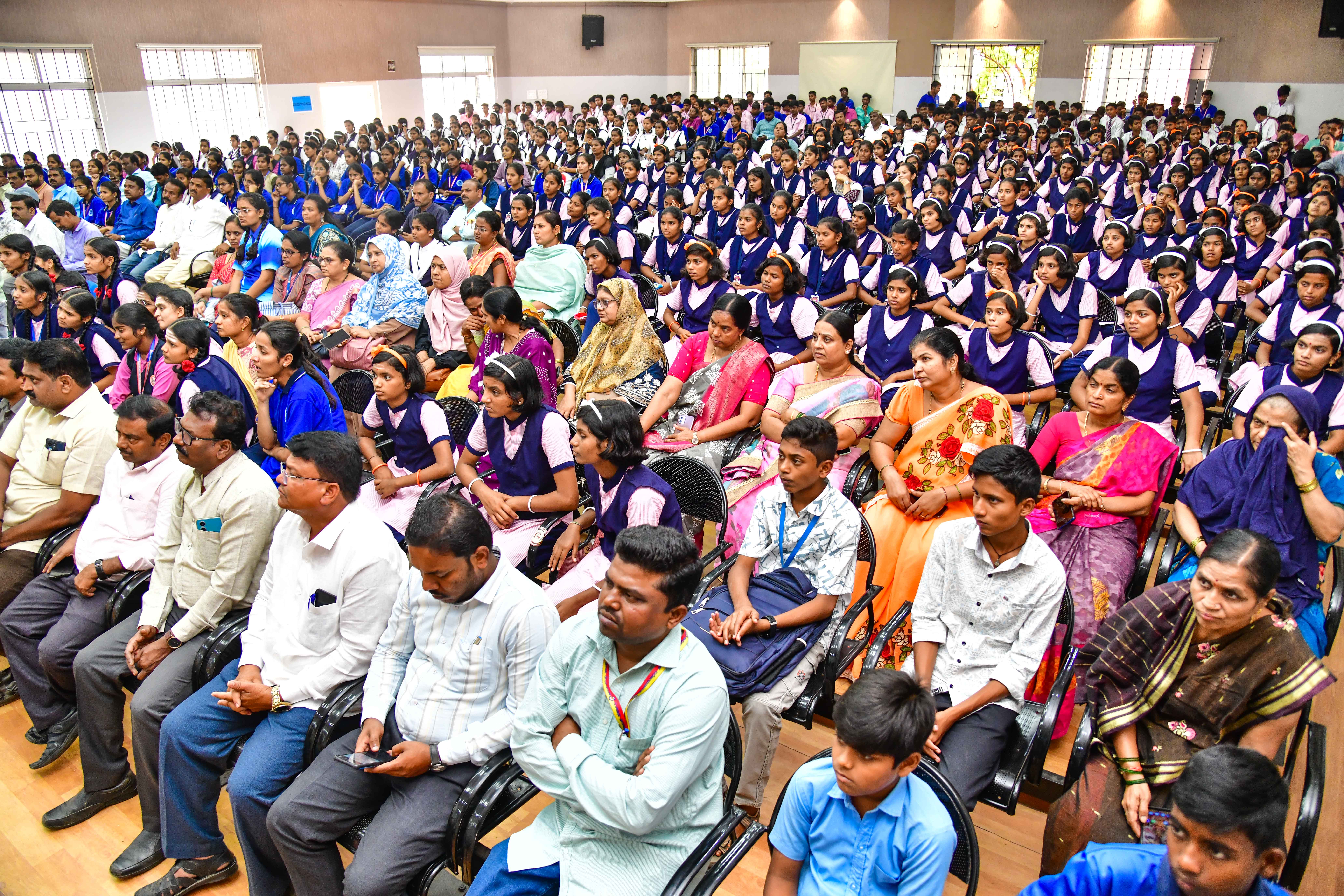 ಕಾರ್ಯಕ್ರಮದಲ್ಲಿ ಪಾಲ್ಗೊಂಡಿದ್ದ ಅಧಿಕಾರಿಗಳು ವಿದ್ಯಾರ್ಥಿಗಳು