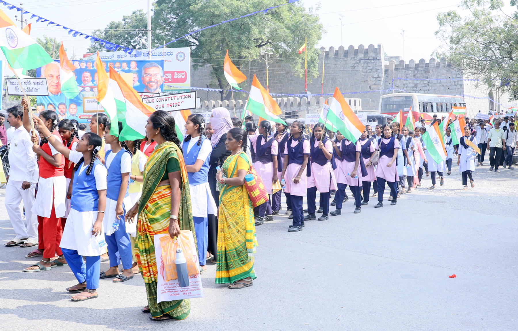 ಸಂವಿಧಾನ ಸಮರ್ಪಣೆ ದಿನಾಚರಣೆ ಪ್ರಯುಕ್ತ ರಾಯಚೂರಿನಲ್ಲಿ ವಿದ್ಯಾರ್ಥಿಗಳು ರಾಷ್ಟ್ರ ಧ್ವಜ ಹಿಡಿದು ಮೆರವಣಿಗೆಯಲ್ಲಿ ಸಾಗಿದರು