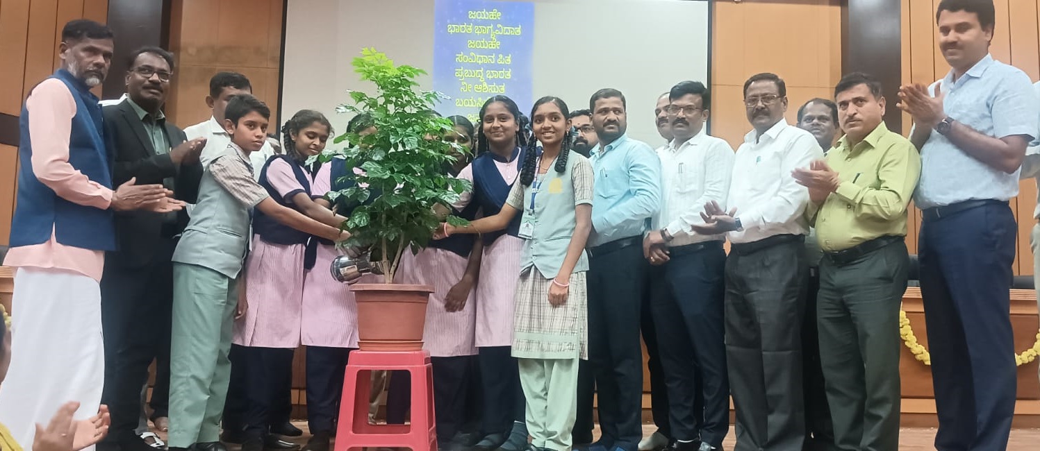 ರಾಮನಗರದಲ್ಲಿ ಜಿ.ಪಂ. ಸಭಾಂಗಣದಲ್ಲಿ ನಡೆದ ಸಂವಿಧಾನ ದಿನಾಚರಣೆ ಕಾರ್ಯಕ್ರಮವನ್ನು ಗಿಡಕ್ಕೆ ನೀರೆರೆಯುವ ಮೂಲಕ ವಿದ್ಯಾರ್ಥಿಗಳು ಹಾಗೂ ಗಣ್ಯರು ಉದ್ಘಾಟಿಸಿದರು. ಸಹಾಯಕ ಪ್ರಾಧ್ಯಾಪಕ ಡಾ. ಕೃಷ್ಣಮೂರ್ತಿ ಚಮರಂ ಉಪ ವಿಭಾಗಾಧಿಕಾರಿ ಬಿನೋಯ್ ಯೋಜನಾ ನಿರ್ದೇಶಕ ಜಿ.ಡಿ. ಶೇಖರ್ ಸಮಾಜ ಕಲ್ಯಾಣ ಇಲಾಖೆಯ ಜಂಟಿ ನಿರ್ದೇಶಕ ಶಿವಕುಮಾರ್ ಸಹಾಯಕ ನಿರ್ದೇಶಕ ಡಾ. ಕುಮಾರ್ ಹಾಗೂ ಇತರರು ಇದ್ದಾರೆ