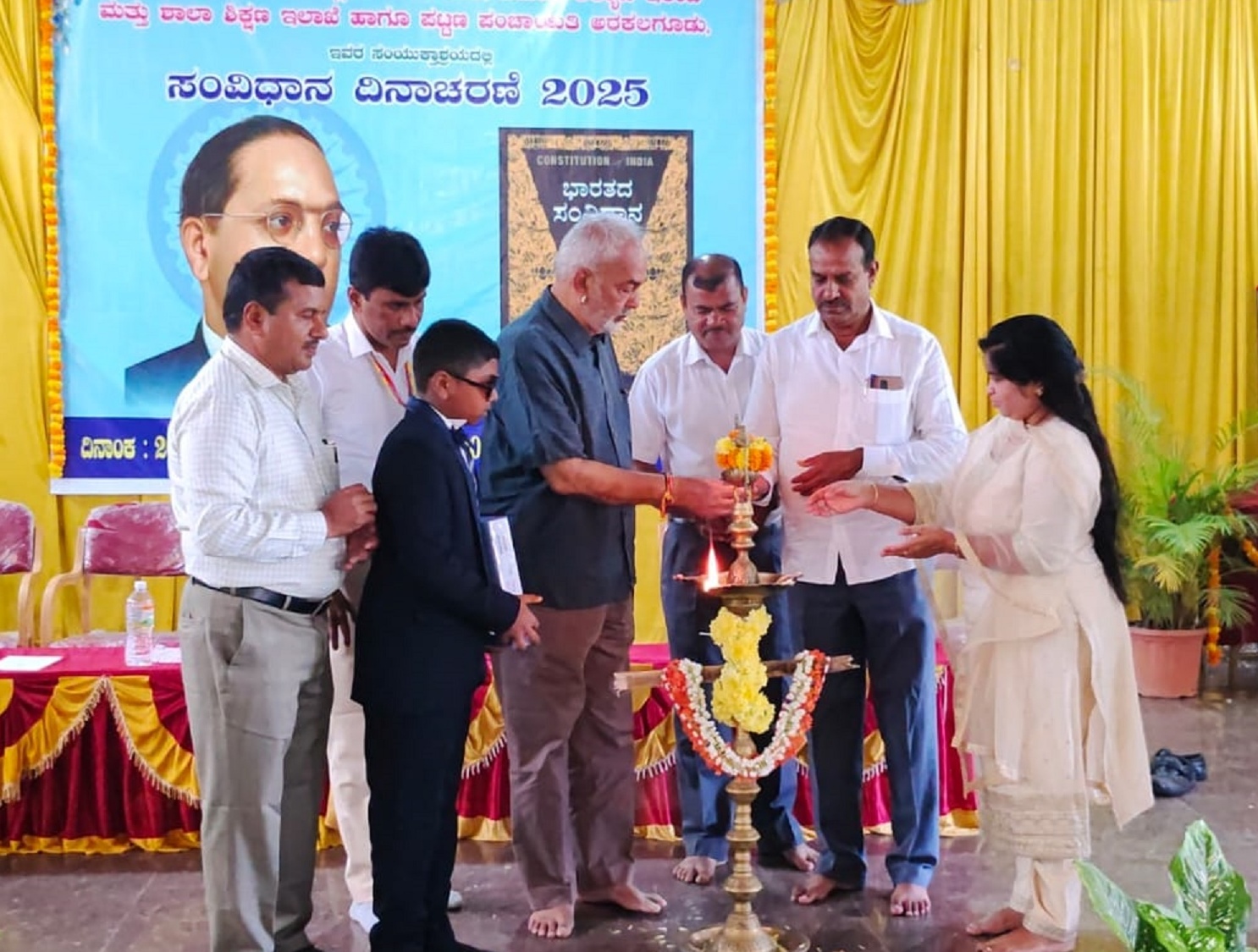 ಅರಕಲಗೂಡಿನಲ್ಲಿ ಬುಧವಾರ ನಡೆದ ಸಂವಿಧಾನ ದಿನಾಚರಣೆ ಕಾರ್ಯಕ್ರಮವನ್ನು ಶಾಸಕ ಎ. ಮಂಜು ಉದ್ಘಾಟಿಸಿದರು. ಕೆ.ಸಿ. ಸೌಮ್ಯ ಕೆ.ಪಿ.ನಾರಾಯಣ್ಪುಟ್ಟರಾಜ್ ರವಿಕುಮಾರ್ ಭಾಗವಹಿಸಿದ್ದರು.