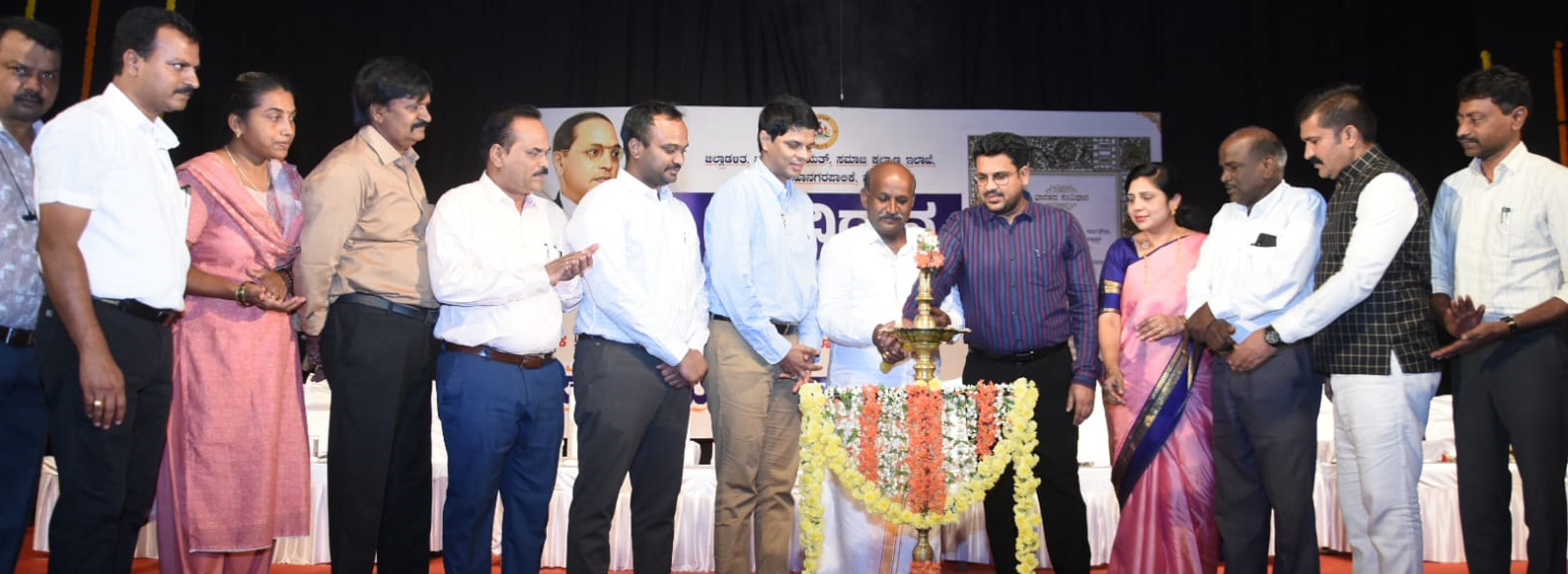 ಕಲಾಮಂದಿರದಲ್ಲಿ ಬುಧವಾರ ಸಂವಿಧಾನ ದಿನಾಚರಣೆ ಕಾರ್ಯಕ್ರಮವನ್ನು ಸಿ.ಎನ್. ಮಂಜೇಗೌಡ ಉದ್ಘಾಟಿಸಿದರು. ಎಸ್‌.ಎಚ್‌. ನಿರ್ಮಲಾ ಬಸವರಾಜು ಮಂಟೇಸ್ವಾಮಿ ಎಸ್‌. ಯುಕೇಶ್‌ಕುಮಾರ್ ಲಕ್ಷ್ಮಿಕಾಂತ ರೆಡ್ಡಿ ಶೇಖ್ ತನ್ವೀರ್‌ ಆಸೀಫ್‌ ಆರ್‌.ಎಚ್. ಪವಿತ್ರಾ ರಂಗೇಗೌಡ ಕೃಷ್ಣ ಜೊತೆಗಿದ್ದರು –ಪ್ರಜಾವಾಣಿ ಚಿತ್ರ