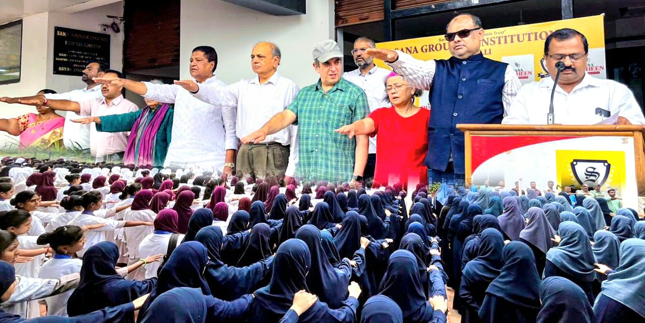 ಸಂವಿಧಾನ ದಿನಾಚರಣೆ ಅಂಗವಾಗಿ ಹುಬ್ಬಳ್ಳಿಯ ಭೈರಿದೇವರಕೊಪ್ಪದ ಸನಾ ಗ್ರೂಪ್ ಆಫ್ ಇನ್‌ಸ್ಟಿಟ್ಯೂಟ್‌ನಲ್ಲಿ ಬುಧವಾರ ನಡೆದ ಕಾರ್ಯಕ್ರಮದಲ್ಲಿ ಪ್ರತಿಜ್ಞಾವಿಧಿ ಬೋಧಿಸಲಾಯಿತು