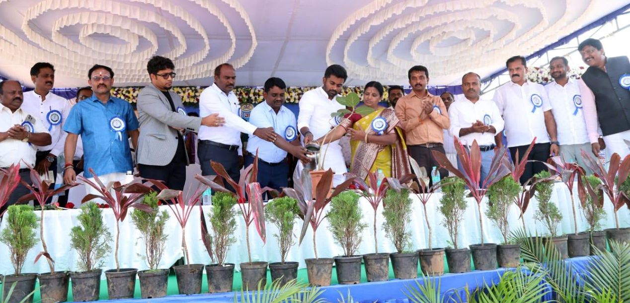 ಸಂವಿಧಾನ ದಿನಾಚರಣೆ ಸಮಾರಂಭಕ್ಕೆ ಶಾಸಕ ಧೀರಜ್‌ ಮುನಿರಾಜು ಅವರು ಸಸಿಗೆ ನೀರೆರೆದು ಉದ್ಘಾಟಿಸಿದರು