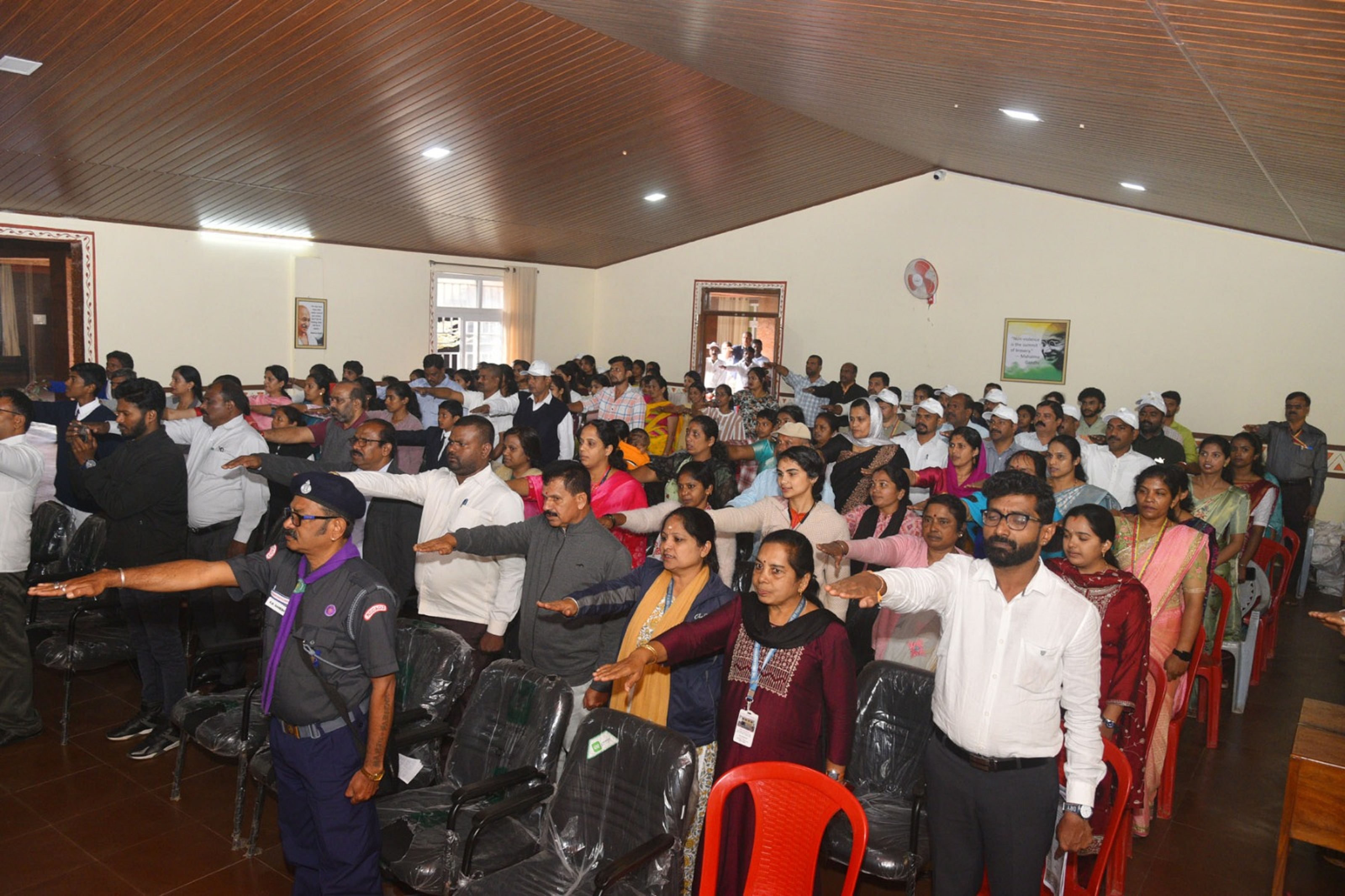 ಮಡಿಕೇರಿಯಲ್ಲಿ ಬುಧವಾರ ನಡೆದ ಸಂವಿಧಾನ ದಿನಾಚರಣೆಯಲ್ಲಿ ಸಭಿಕರು ಸಂವಿಧಾನ ಪೀಠಿಕೆ ವಾಚಿಸಿದರು