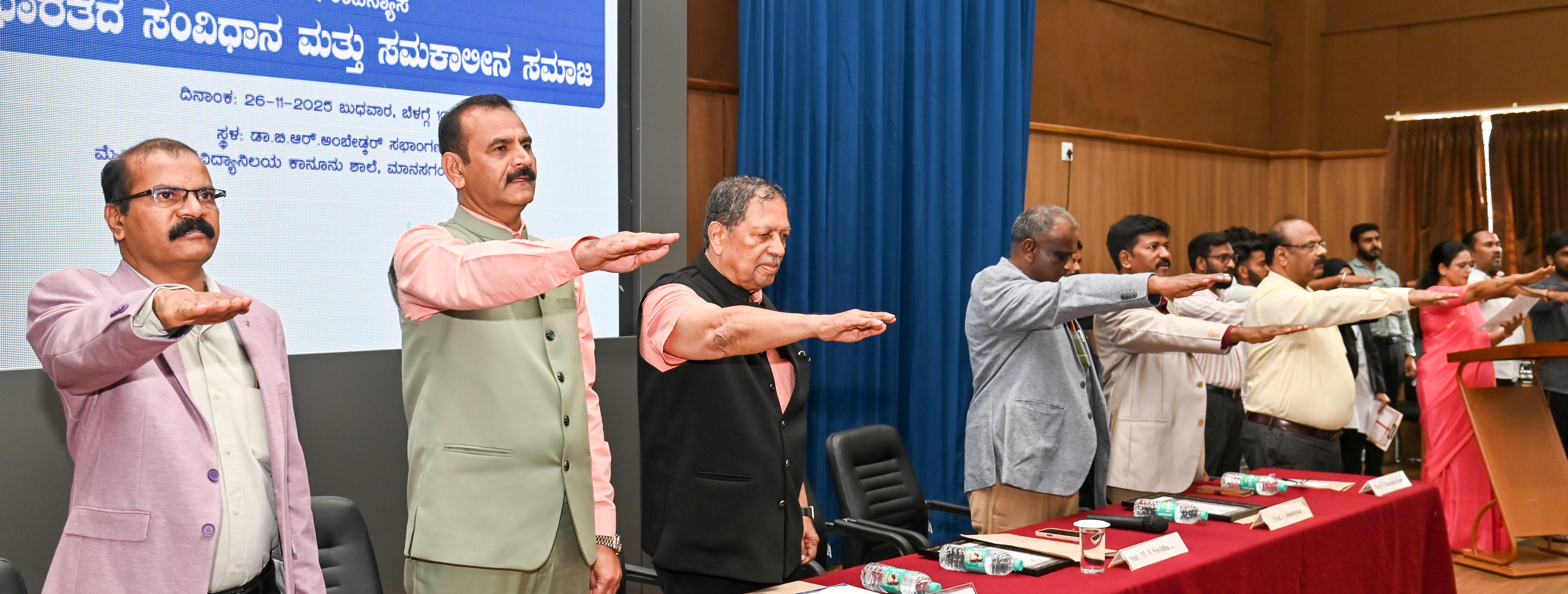 ಡಾ. ಬಿ. ಆರ್. ಅಂಬೇಡ್ಕರ್ ಸಂಶೋಧನಾ ಹಾಗೂ ವಿಸ್ತರಣ ಕೇಂದ್ರ ಹಾಗೂ ಮೈಸೂರು ವಿ.ವಿ. ಕಾನೂನು ಶಾಲೆಯು ಆಯೋಜಿಸಿದ್ದ ಕಾರ್ಯಕ್ರಮದಲ್ಲಿ ನಿವೃತ್ತ ನ್ಯಾಯಮೂರ್ತಿ ಸಂತೋಷ್‌ ಹೆಗ್ಡೆ ಅವರೊಂದಿಗೆ ಕುಲಪತಿ ಪ್ರೊ. ಎನ್.ಕೆ. ಲೋಕನಾಥ್ ಪ್ರೊ. ಟಿ. ಆರ್. ಮಾರುತಿ ಪ್ರೊ. ಎಸ್. ನರೇಂದ್ರ ಕುಮಾರ್ ಸಂವಿಧಾನ ಪೀಠಿಕೆಯ ಓದುವ ಮೂಲಕ ಪ್ರಮಾಣ ವಚನ ಸ್ವೀಕರಿಸಿದರು  –ಪ್ರಜಾವಾಣಿ ಚಿತ್ರ