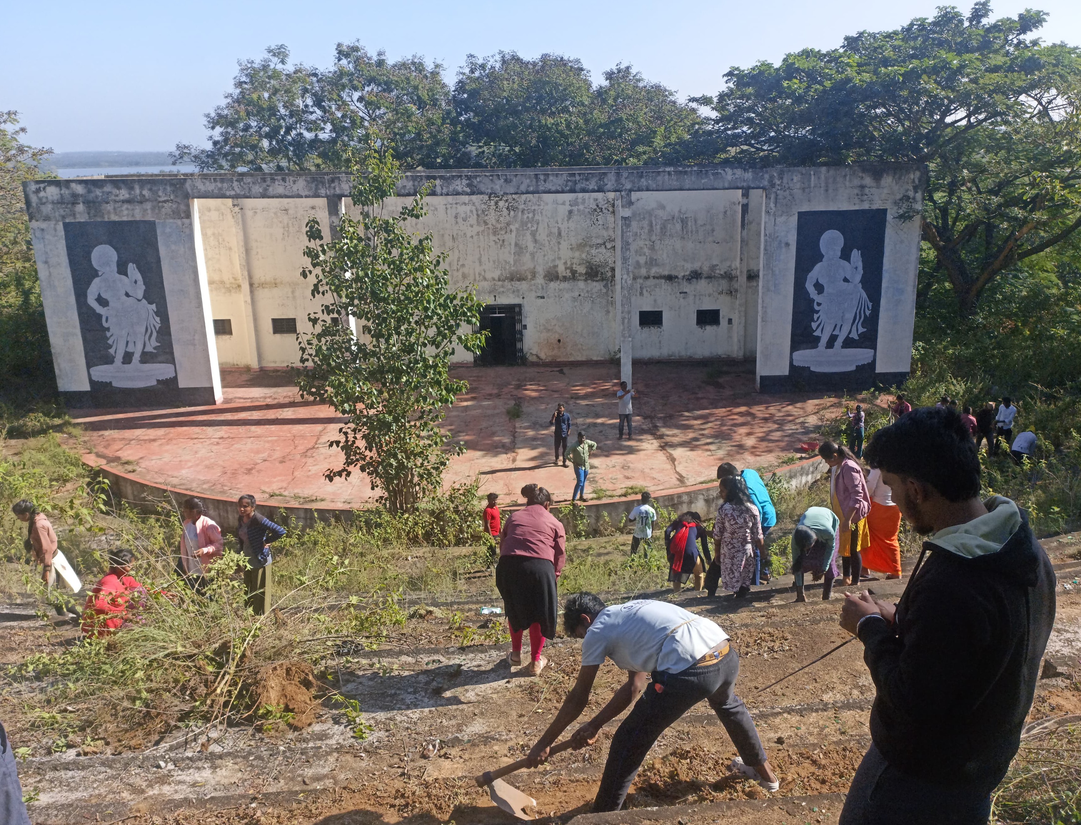 ಹಳೇಬೀಡಿನ ಸರ್ಕಾರಿ ಪ್ರಥಮ ದರ್ಜೆ ಕಾಲೇಜಿನ ವಿದ್ಯಾರ್ಥಿಗಳು ಸ್ವಚ್ಛ ಮಾಡುವ ಮಾಡುವ ಮೊದಲು ಹೊಯ್ಸಳ ಉತ್ಸವ ನಡೆಸಲು ನಿರ್ಮಿಸಿರುವ ಪುಷ್ಪಗಿರಿ ತಪ್ಪಲಿನ ಬಯಲು ರಂಗ ಮಂದಿರ ಗಿಡಗಂಟಿಗಳಿಂದ ಮುಚ್ಚಿತ್ತು 