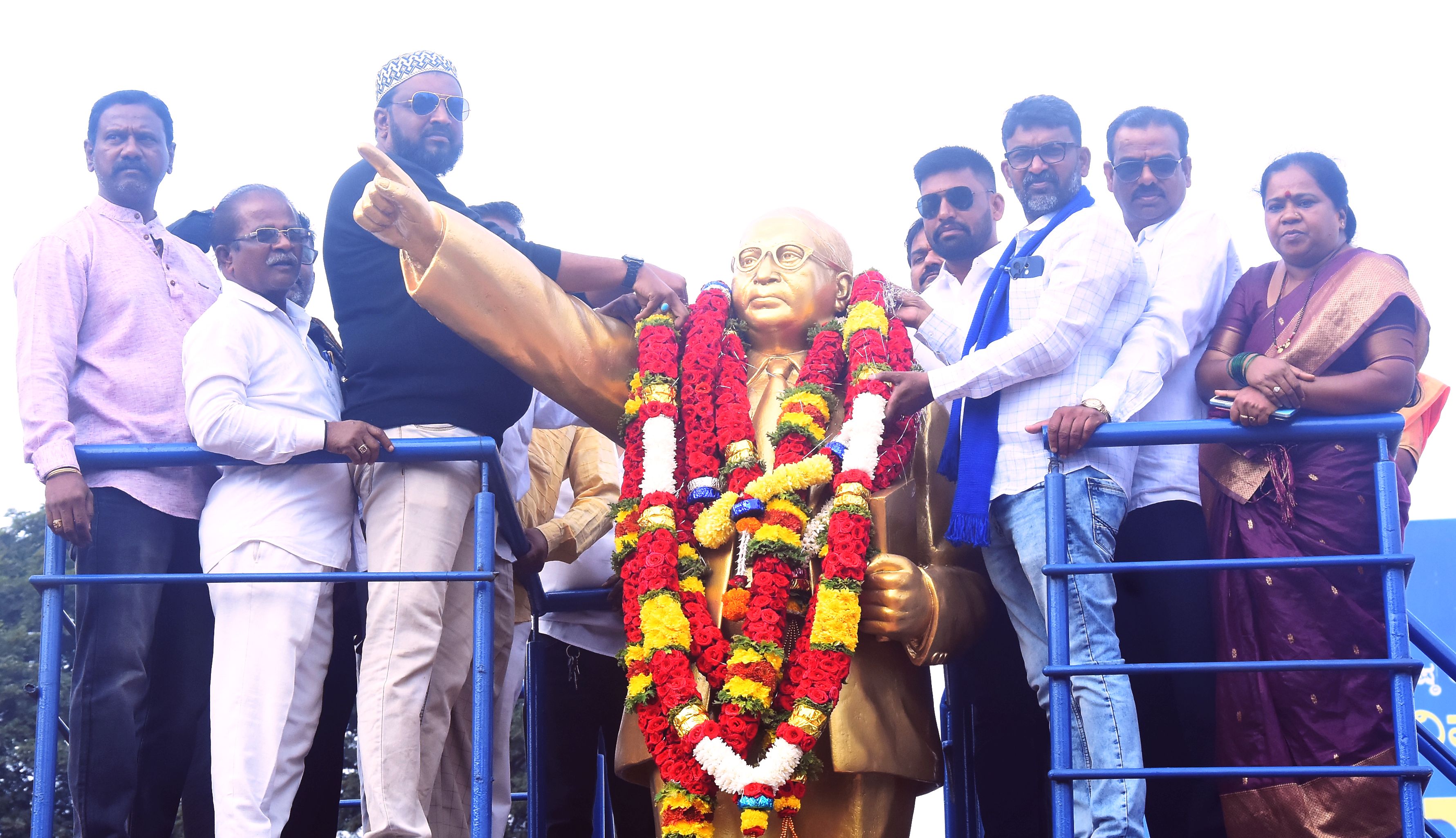 ಸಂವಿಧಾನ ಸಮರ್ಪಣಾ ದಿನದ ಅಂಗವಾಗಿ ಸಮತಾ ಸೇನಾ ಕರ್ನಾಟಕ ಮತ್ತು ವಿವಿಧ ದಲಿತ ಸಂಘ ಸಂಸ್ಥೆಗಳ ಮಹಾಮಂಡಳದ ವತಿಯಿಂದ ಹುಬ್ಬಳ್ಳಿಯ ಪ್ರಧಾನ ಅಂಚೆಕಚೇರಿ ಬಳಿಯ ಅಂಬೇಡ್ಕರ್ ಪ್ರತಿಮೆಗೆ ಬುಧವಾರ ಪುಷ್ಪ ನಮನ ಸಲ್ಲಿಸಲಾಯಿತು. ಗುರುನಾಥ ಉಳ್ಳಿಕಾಶಿ ಗುರಪ್ಪ ಚಲವಾದಿ ಮಂಜು ಸ್ವಾಮಿ ರೇವಣ ಸಿದ್ದಪ್ಪ ದೊಡ್ಡಮನಿ ದೇವಣ್ಣ ಇಟಗಿ ಕವಿತಾ ನಾಯ್ಕರ ಮಂಜುಳಾ ಬೆಣಗಿ ಬಾಬರ ಖೋಜೆ ಚೇತನಾ ಲಿಂಗದಾಳ ರಾಜಪ್ಪ ಕಾಳೆ ವಿನಾಯಕ ಅಮರಗೋಳ ಶಂಕರ ಭೋಜಗಾರ ಅಶೋಕ ಹಾದಿಮನಿ ಅಶೋಕ ಕಾಶೇನವರ ಲೋಹಿತ ಗಾಮನಗಟ್ಟಿ ರವಿ ಕದಂ ಆನಂದ ಹಂಜಗಿ ನಾಗರಾಜ ಕೆ. ಇಮ್ತಿಯಾಝ ಬಿಜಾಪುರ ಸುಲೇಮಾನ ಅದೋನಿ ಧನ್ಯಕುಮಾರ ಕೋಟಿ ರವಿ ಹನುಮಸಾಗರ ಮಂಜು ಬಳ್ಳಾರಿ ಇಮ್ತಿಯಾಝ ಬ್ಯಾಳಿ ಪಾಲ್ಗೊಂಡರು