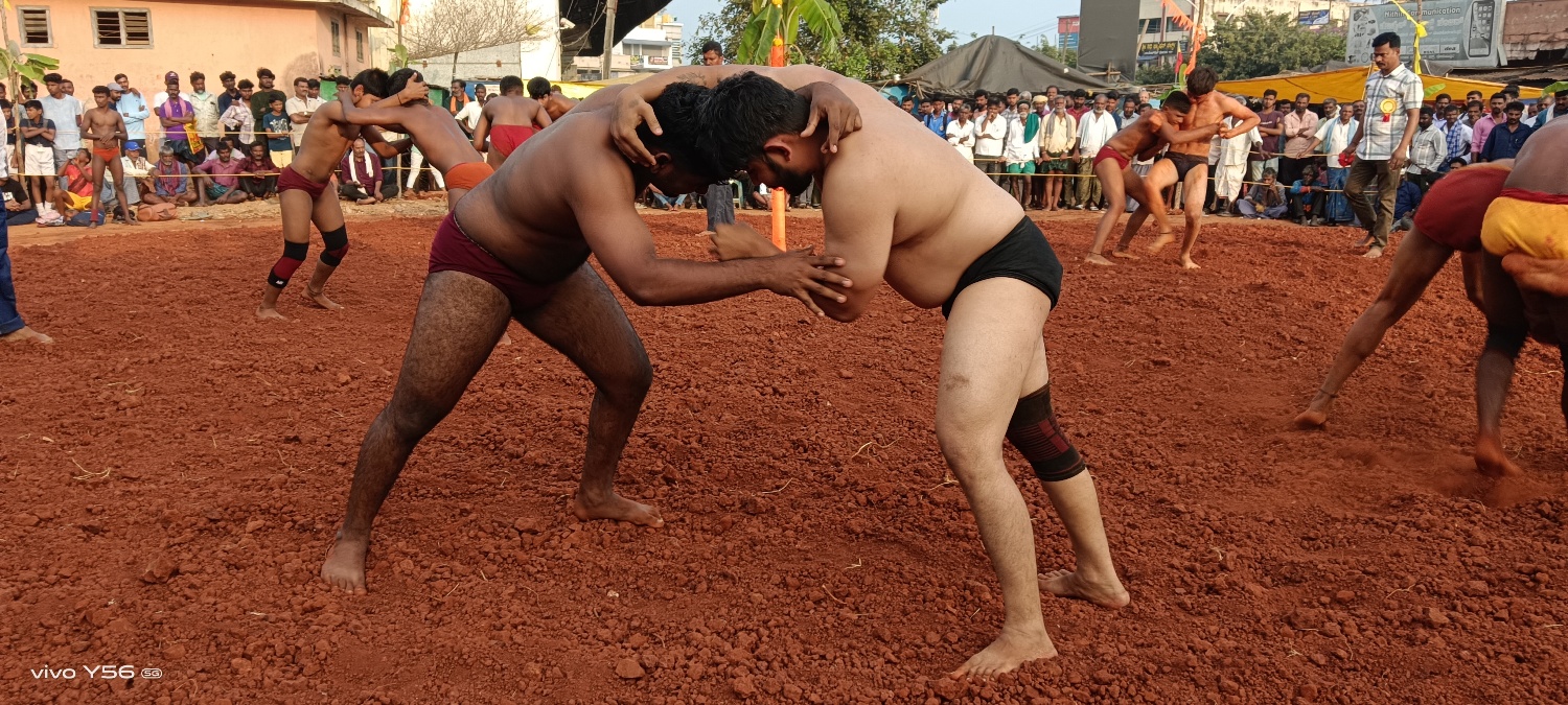 ಹೊನ್ನಾಳಿಯಲ್ಲಿ ನಡೆದ ಪಂದ್ಯದಲ್ಲಿ ಪೈಲ್ವಾನರು ಕುಸ್ತಿಯಲ್ಲಿ ತೊಡಗಿರುವುದು