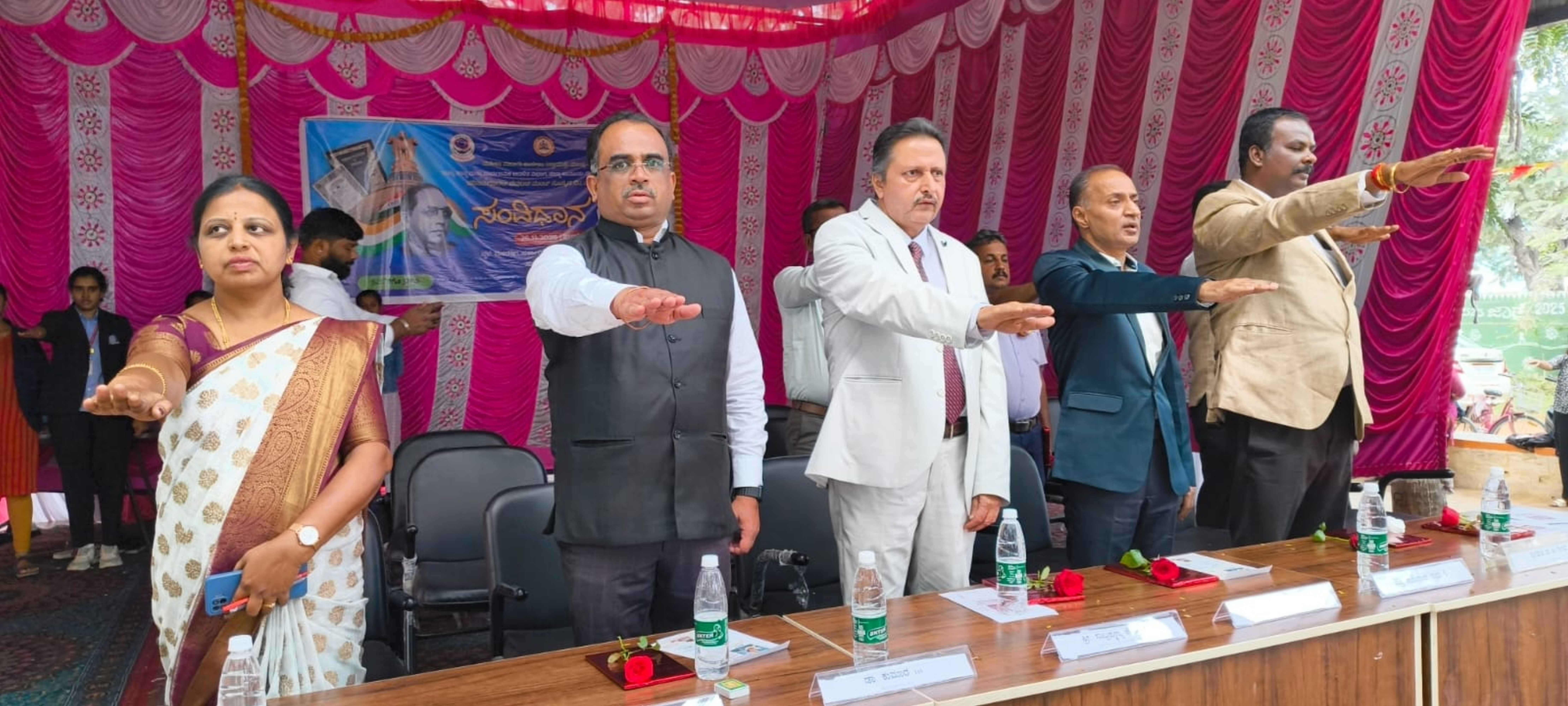 ಮಂಡ್ಯದ ಮಹಿಳಾ ಸರ್ಕಾರಿ ಕಾಲೇಜಿನಲ್ಲಿ ಬುಧವಾರ ನಡೆದ ‘ಸಂವಿಧಾನ ದಿನ’ ಕಾರ್ಯಕ್ರಮದಲ್ಲಿ ಪ್ರಧಾನ ಜಿಲ್ಲಾ ಮತ್ತು ಸೆಷನ್ಸ್ ನ್ಯಾಯಾಧೀಶ ಸುಬ್ರಹ್ಮಣ್ಯ ಜೆ.ಎನ್. ಅವರು ಪ್ರತಿಜ್ಞಾ ವಿಧಿ ಬೋಧಿಸಿದರು 