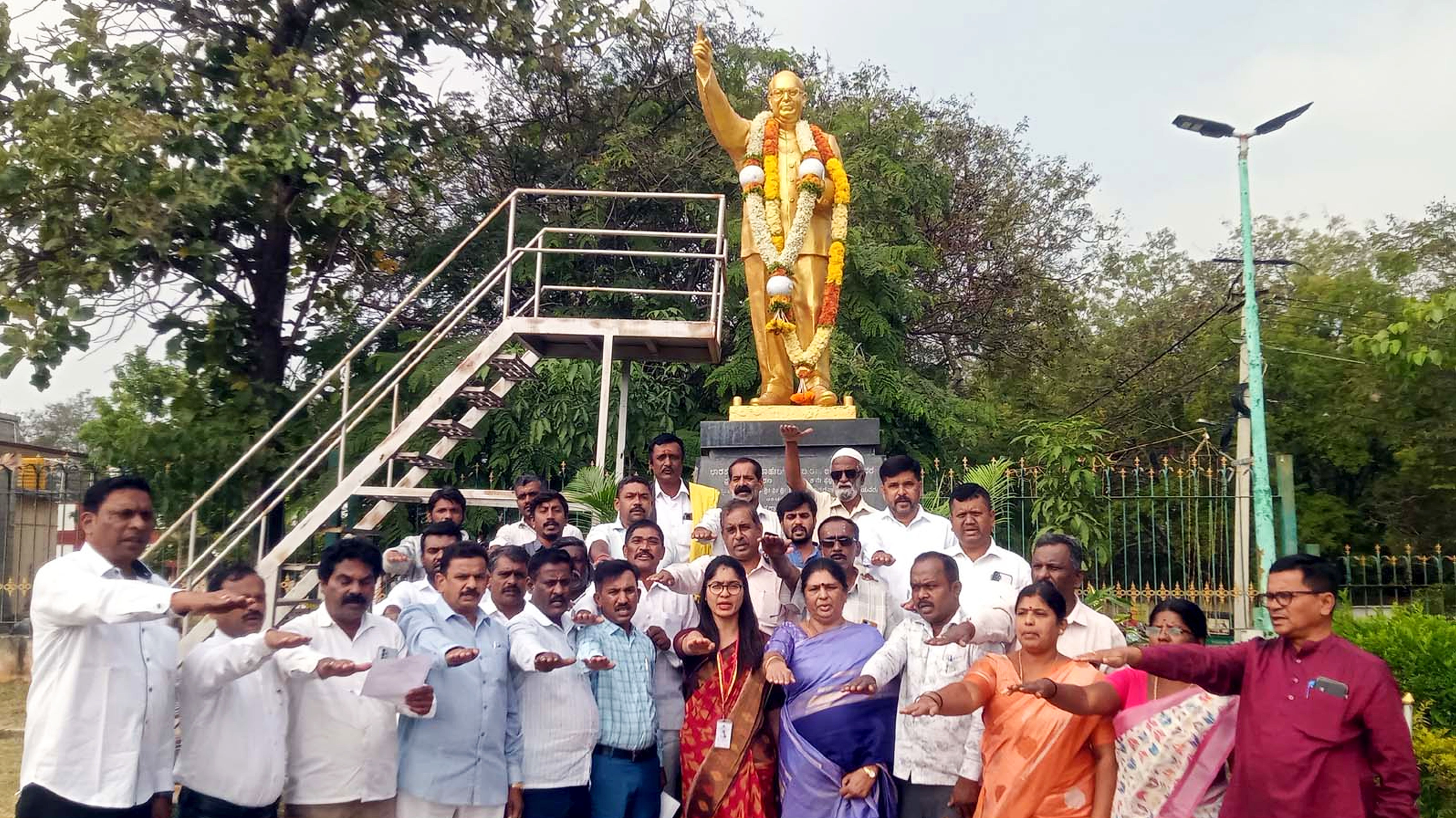 ಮಂಡ್ಯ ನಗರದ ಜಿಲ್ಲಾಧಿಕಾರಿ ಕಚೇರಿ ಮುಂಭಾಗ ಕಾವೇರಿ ಉದ್ಯಾನದಲ್ಲಿರುವ ಅಂಬೇಡ್ಕರ್ ಪ್ರತಿಮೆ ಬಳಿ 76ನೇ ವರ್ಷದ ಸಂವಿಧಾನ ದಿನ ಪ್ರಯುಕ್ತ ಪ್ರತಿಮೆಗೆ ಮಾಲಾರ್ಪಣೆ ಮಾಡಿ ಪ್ರತಿಜ್ಞಾ ವಿಧಿ ಬೋಧಿಸಲಾಯಿತು 