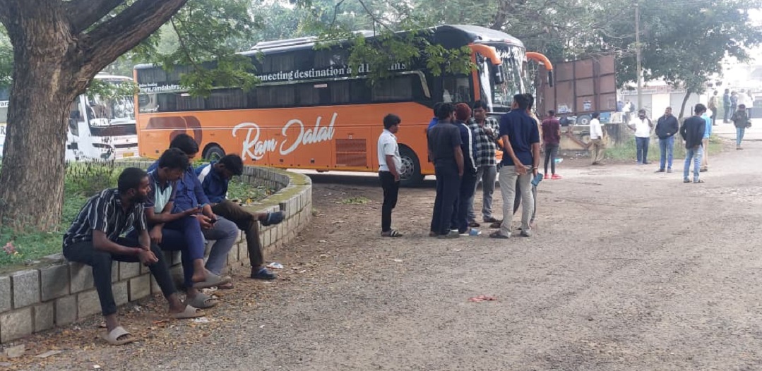 ಖಾಸಗಿ ಬಸ್ಸುಗಳನ್ನು ವಶಕ್ಕೆ ಪಡೆದಿದ್ದರಿಂದ ಅದರಲ್ಲಿದ್ದ ಪ್ರಯಾಣಿಕರು ಬೇರೆ ಬಸ್ಸಿನ ವ್ಯವಸ್ಥೆಗಾಗಿ ಕಾಯುತ್ತಿದ್ದ ಸಂದರ್ಭ
