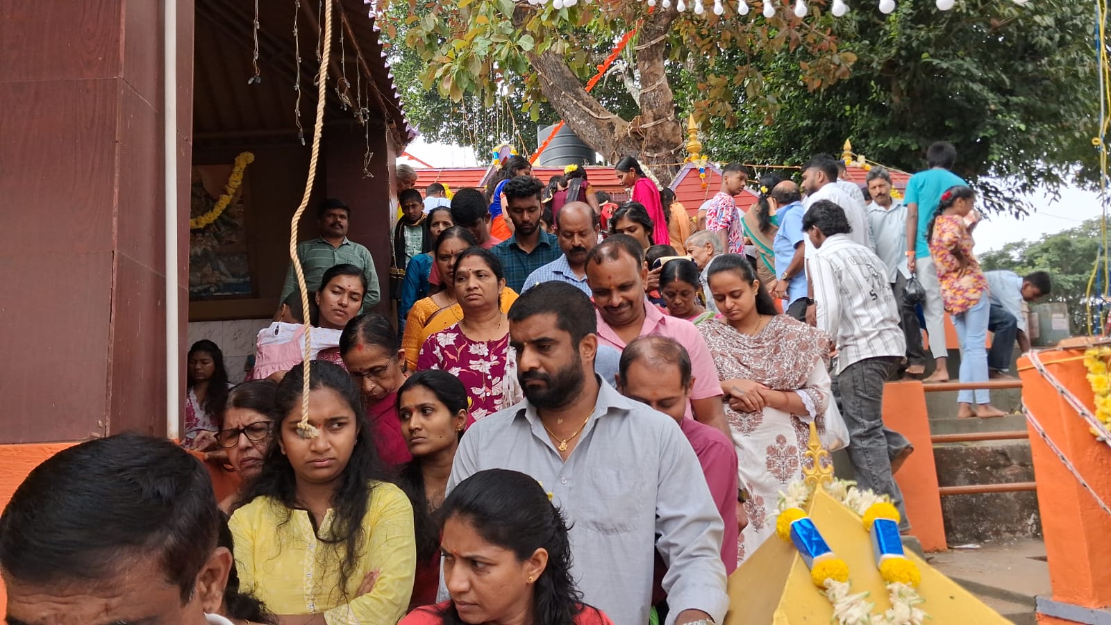 ಕುಶಾಲನಗರ ಪಟ್ಟಣದ 4ನೇ ಬಡಾವಣೆಯ ಕೆ.ಎಚ್.ಬಿ.ಕಾಲೊನಿಯ ಸುಬ್ರಹ್ಮಣ್ಯ ದೇವಸ್ಥಾನದಲ್ಲಿ ಬುಧವಾರ ಷಷ್ಠಿ ಉತ್ಸವದಲ್ಲಿ ಭಕ್ತರು ಸರದಿ ಸಾಲಿನಲ್ಲಿ ತೆರಳಿ ದೇವರ ದರ್ಶನ ಪಡೆದರು