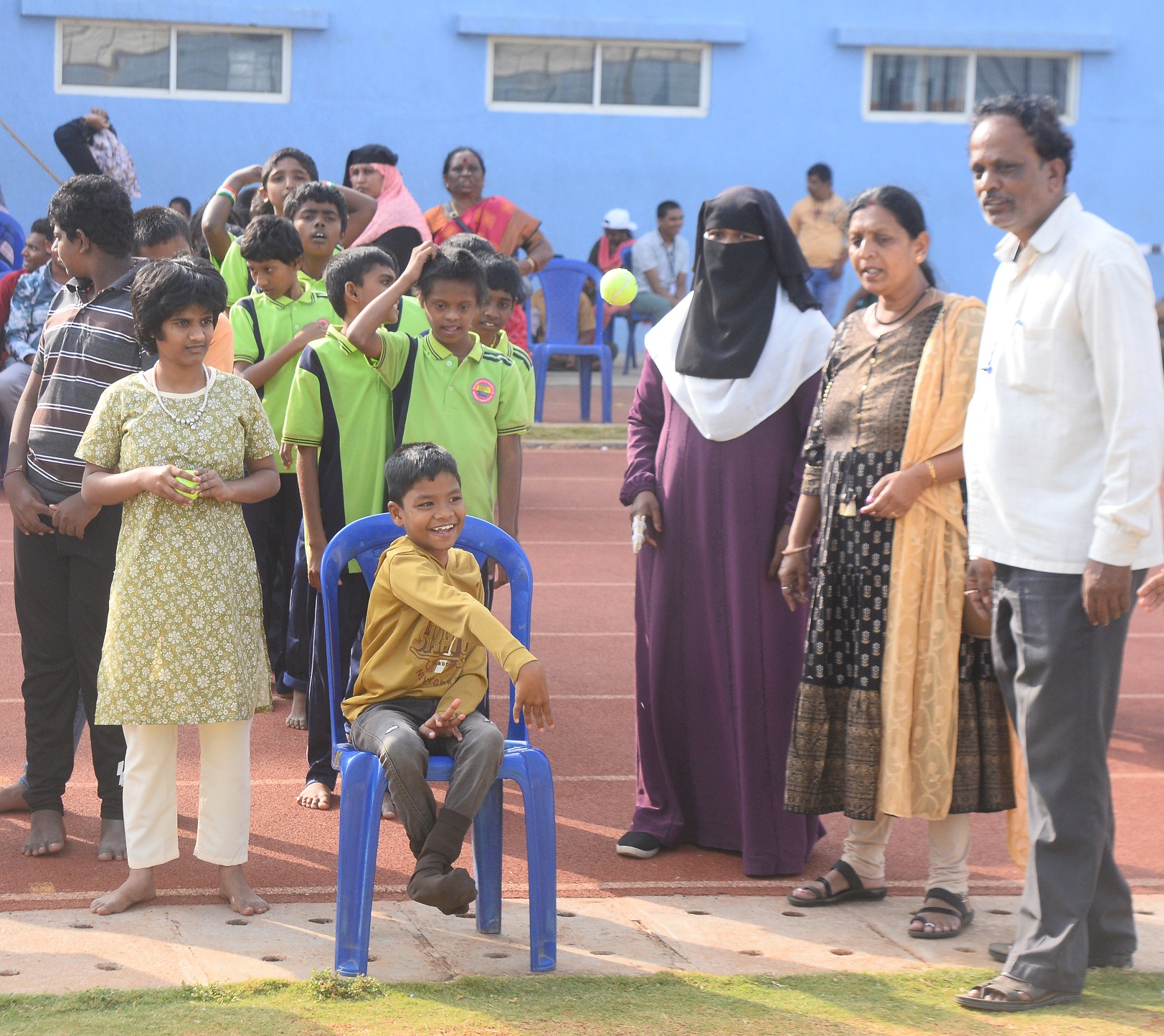 ಕ್ರೀಡಾಕೂಟದಲ್ಲಿ ಬಾಲಕ ಚೆಂಡು ಎಸೆದ ಪರಿ