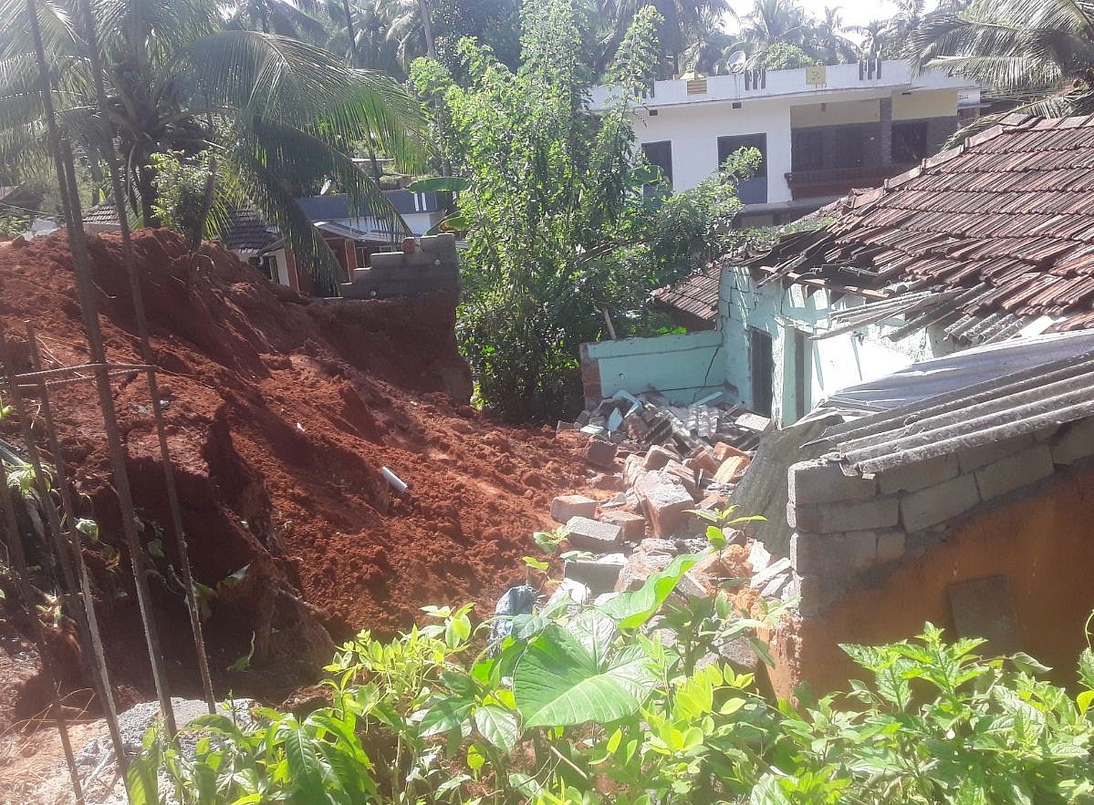 ಉಪ್ಪಿನಂಗಡಿ: ಧರೆ ಕುಸಿತ: ಮನೆಗೆ ಹಾನಿ