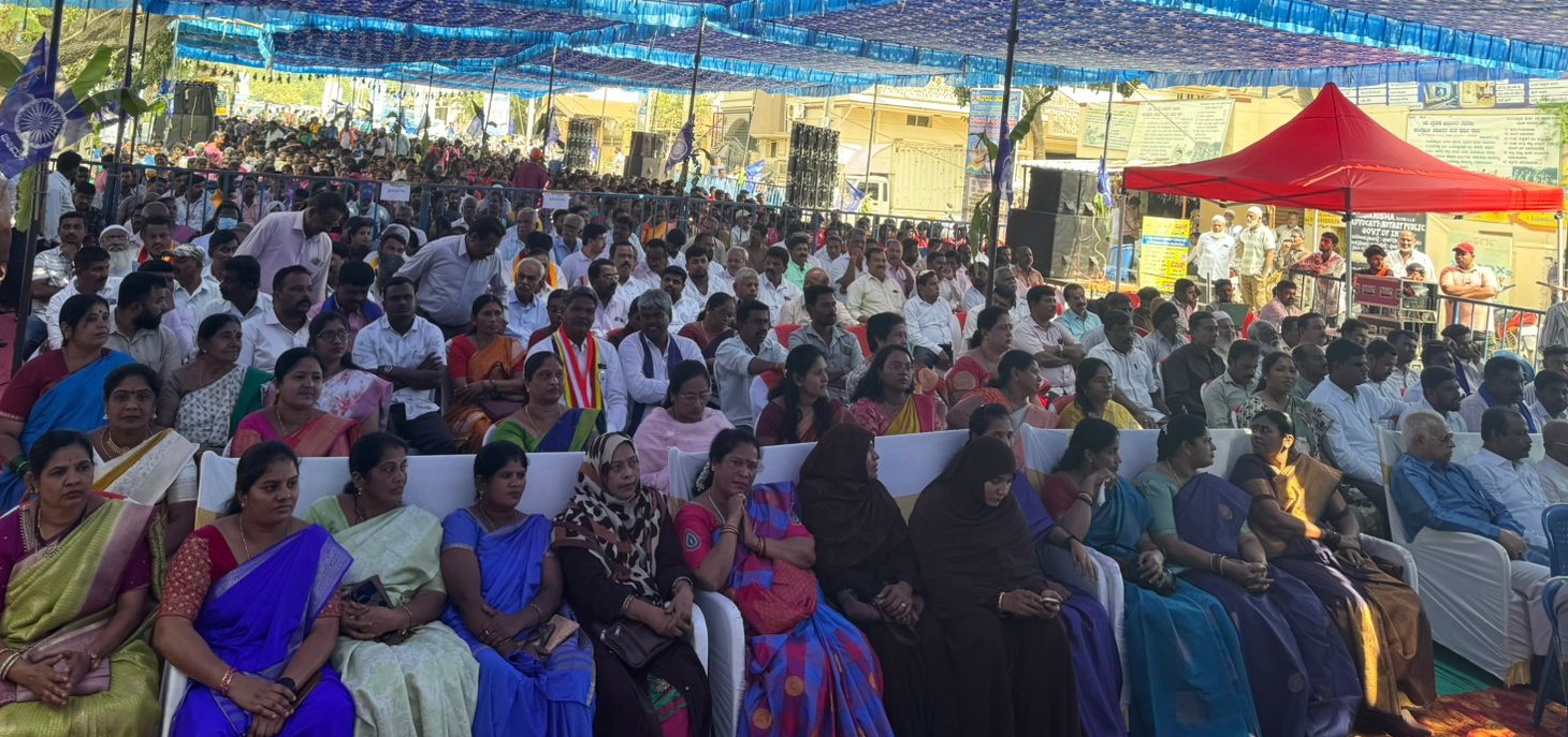 ರಾಮನಗರದ ನಗರಸಭೆ ಆವರಣದಲ್ಲಿ ನಡೆದ ಕಾರ್ಯಕ್ರಮದಲ್ಲಿ ಭಾಗವಹಿಸಿದ್ದ ಜನ