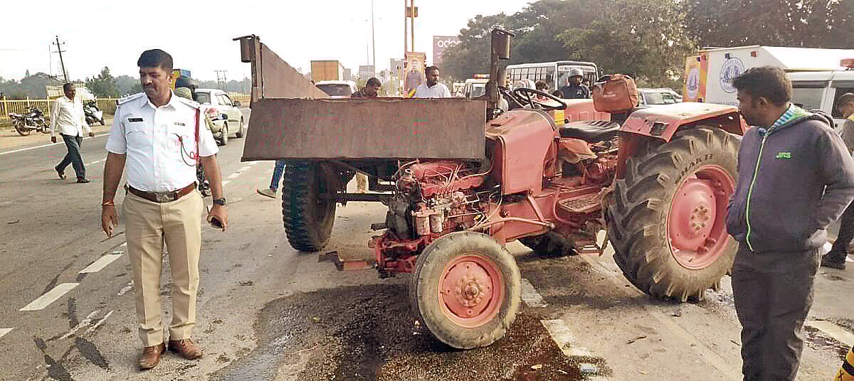 ನೆಲಮಂಗಲ: ಟ್ರ್ಯಾಕ್ಟರ್‌ಗೆ ಲಾರಿ ಡಿಕ್ಕಿ- ಇಬ್ಬರ ಸಾವು