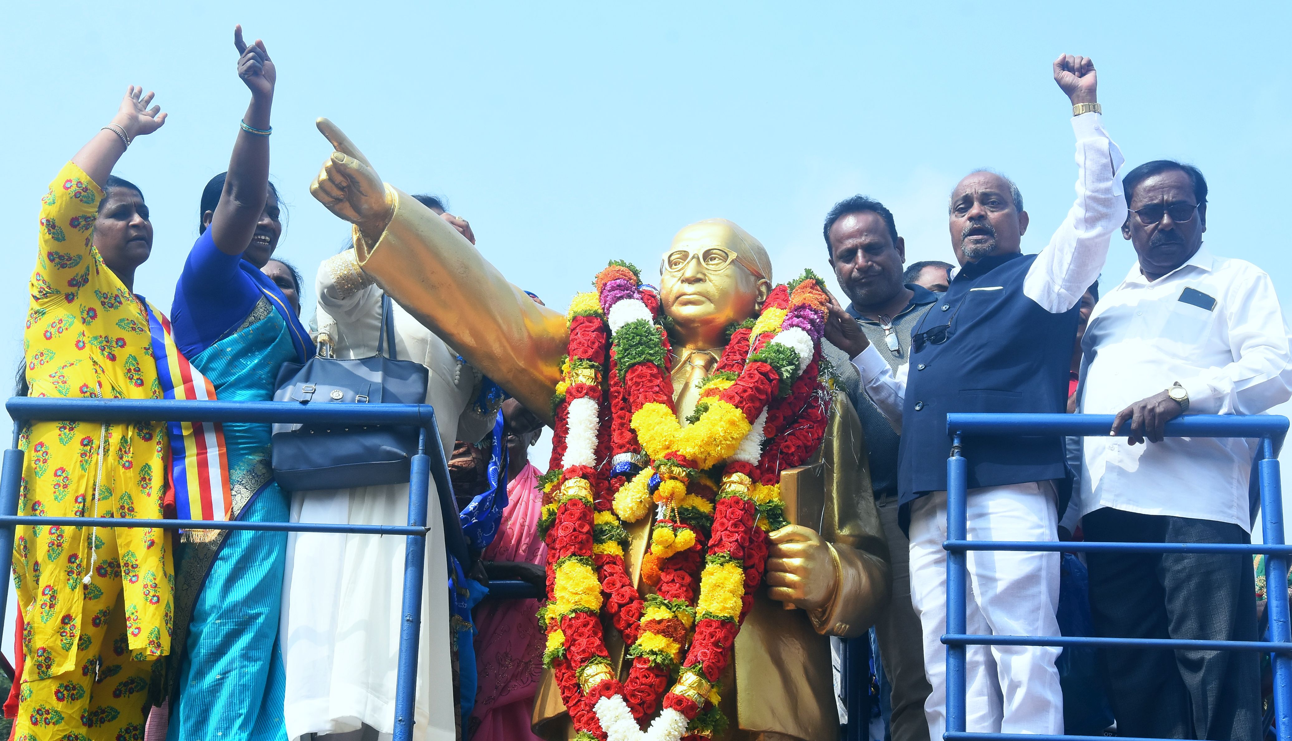 ಸಂವಿಧಾನ ದಿನಾಚರಣೆ ಅಂಗವಾಗಿ ಹುಬ್ಬಳ್ಳಿಯ ಪ್ರಧಾನ ಅಂಚೆಕಚೇರಿ ಬಳಿಯ ಅಂಬೇಡ್ಕರ್ ಪ್ರತಿಮೆಗೆ ಸಮತಾ ಸೈನಿಕ ದಳ ಹಾಗೂ ಬಹುಜನ ಧ್ವಜ ಹಾಗೂ ಸಂವಿಧಾನ ರಕ್ಷಾ ಸಮಿತಿ ಸದಸ್ಯರು ಬುಧವಾರ ಮಾಲಾರ್ಪಣೆ ಮಾಡಿದರು. ಶಂಕರ ಅಜಮನಿ ಸದಾನಂದ ತೇರದಾಳ ಉಮೇಶ ಚಲವಾದಿ ರಾಜಪ್ಪ ಕಾಳೆ ಫಕೀರಪ್ಪ ಚಲವಾದಿ ಸರಸ್ವತಿ ಕಟ್ಟಿಮನಿ ಶಮೀಮ್ ಮುಲ್ಲಾ ಎ.ಎ. ಬಂಗಾಲಿ ದ್ರಾಕ್ಷಾಯಿಣಿ ಮಹಾದೇವಿ ಬಿಷ್ಟಪ್ಪನವರ ರೇಣುಕಾ ಬೇಗಂ ನದಾಫ ಶೋಭಾ ಮಾದರ ಕಮಲಮ್ಮ ಹೊಸಮನಿ ಹಾಜರಿದ್ದರು