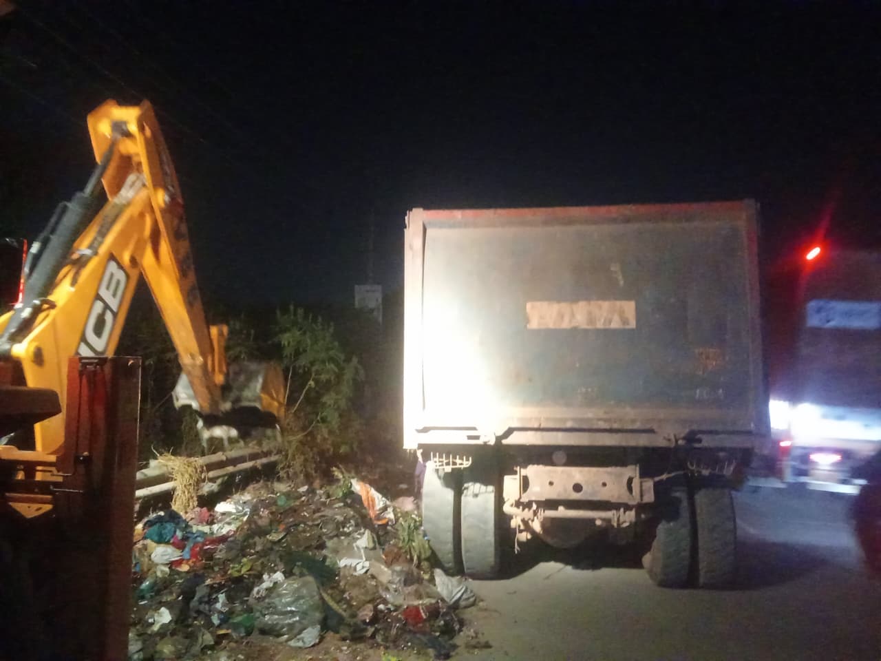 ಜೆಸಿಬಿ ಮೂಲಕ ಕಸ ತೆರವು ಮಾಡುತ್ತಿರುವುದು