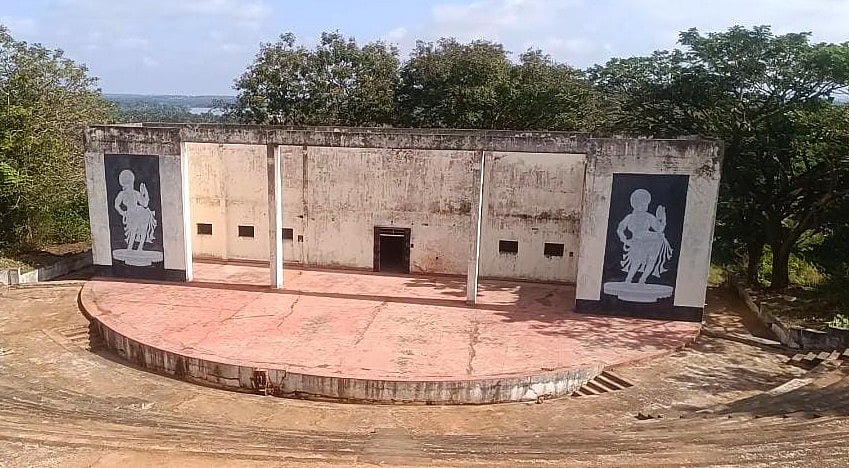 ಹಳೇಬೀಡು: ಪಾಳು ಬಿದ್ದ ರಂಗಮಂದಿರಕ್ಕೆ ಪುನರ್ಜೀವ ತುಂಬಿದ ವಿದ್ಯಾರ್ಥಿಗಳು