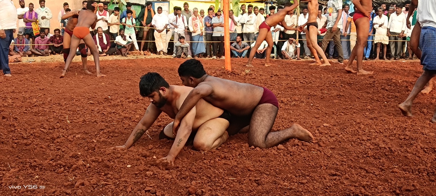 ಹೊನ್ನಾಳಿಯಲ್ಲಿ ಬುಧವಾರ ನಡೆದ ಪಂದ್ಯದಲ್ಲಿ ಪೈಲ್ವಾನರು ಕುಸ್ತಿಯಲ್ಲಿ ತೊಡಗಿರುವುದು