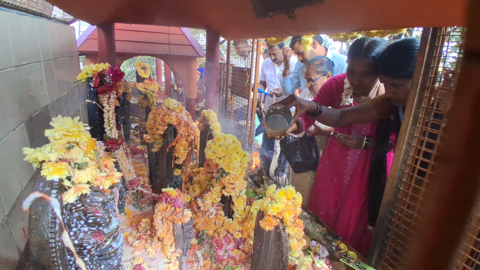 ಷಷ್ಠಿ ಉತ್ಸವದ ಅಂಗವಾಗಿ ಕುಶಾಲನಗರ ಪಟ್ಟಣದ ಕೆ.ಎಚ್.ಬಿ.ಕಾಲೊನಿಯ ಸುಬ್ರಹ್ಮಣ್ಯ ದೇವಸ್ಥಾನದಲ್ಲಿ  ಮಹಿಳೆಯರು ಅರಳಿಕಟ್ಟೆಯ ನಾಗದೇವತೆಗೆ ಹಾಲು ಮತ್ತು ಹಣ್ಣು ಎರೆದು ಪೂಜೆ ಸಲ್ಲಿಸಿ ಭಕ್ತಿ ಮೆರೆದರು