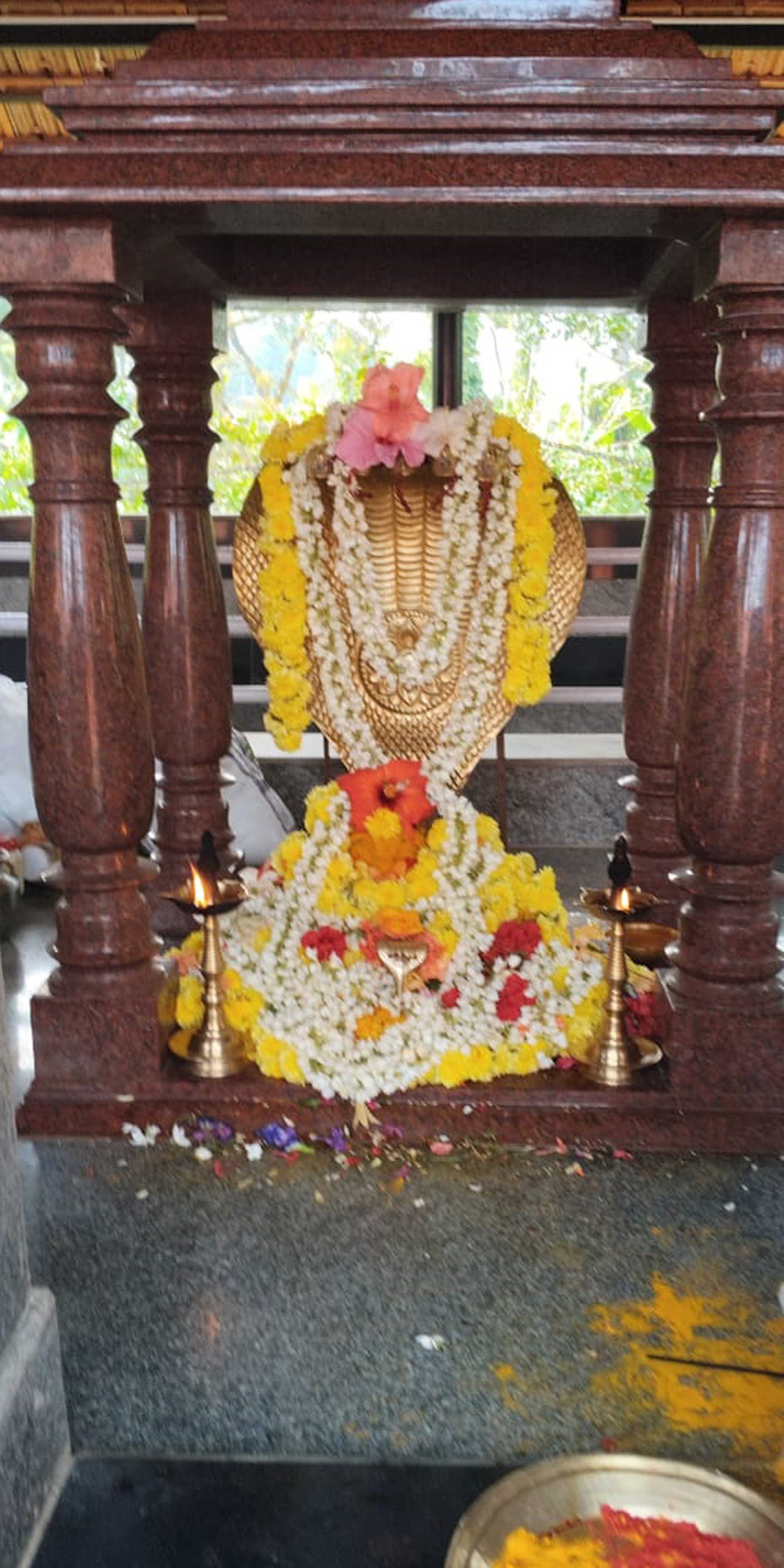 ಷಷ್ಠಿ ಉತ್ಸವದ ಅಂಗವಾಗಿ ನಾಪೋಕ್ಲು ಸಮೀಪದ ಬಲ್ಲಮಾವಟಿ ಗ್ರಾಮದ ಭಗವತಿ ದೇವಾಲಯದ ಬಳಿಯ ನಾಗನ ವಿಗ್ರಹವನ್ನು ಹೂವುಗಳಿಂದ ಅಲಂಕರಿಸಲಾಗಿತ್ತು.