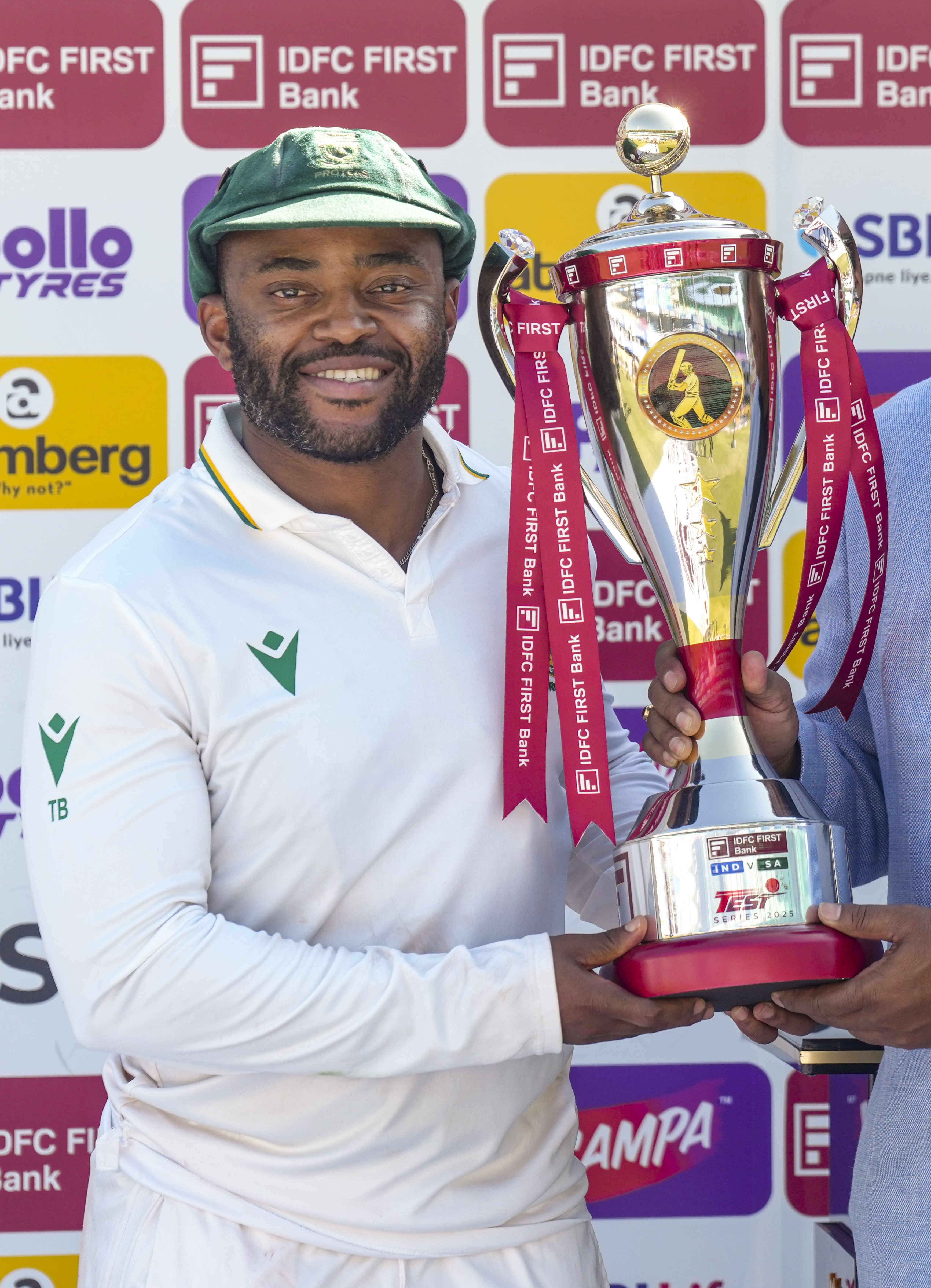 ಟ್ರೋಫಿಯೊಂದಿಗೆ ದಕ್ಷಿಣ ಆಫ್ರಿಕಾ ನಾಯಕ ತೆಂಬಾ ಬವುಮಾ