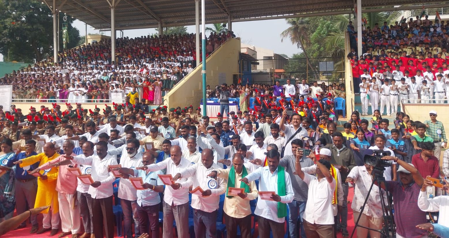 ದೊಡ್ಡಬಳ್ಳಾಪುರದ ಭಗತ್‌ ಸಿಂಗ್‌ ಕ್ರೀಡಾಂಗಣದಲ್ಲಿ ತಾಲ್ಲೂಕು ಆಡಳಿತದಿಂದ ಬುಧವಾರ ನಡೆದ ಸಂವಿಧಾನ ದಿನಾಚರಣೆಯಲ್ಲಿ ಭಾಗವಹಿಸಿದ್ದ ವಿದ್ಯಾರ್ಥಿಗಳು ಹಾಗೂ ವಿವಿಧ ಸಂಘಟನೆಗಳ ಮುಖಂಡರು ಸಂವಿಧಾನ ಪೀಠಿಕೆಯ ಪ್ರತಿಜ್ಞಾವಿಧಿ ಸ್ವೀಕರಿಸಿದರು