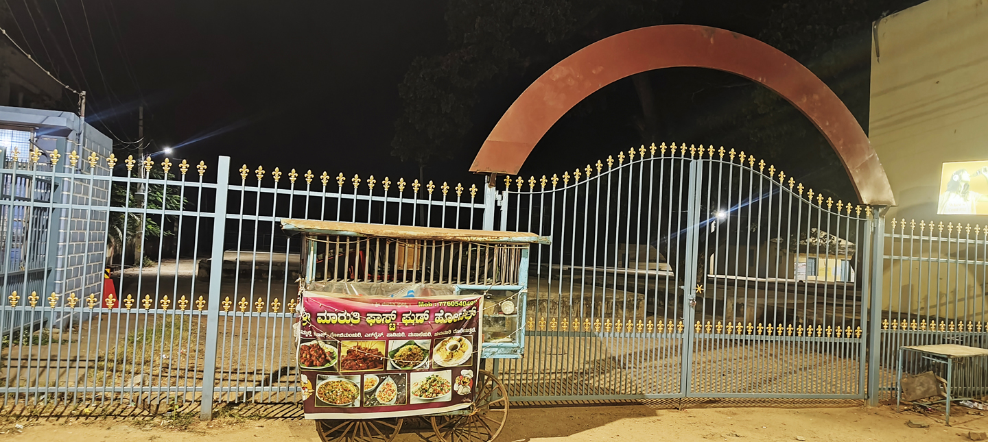 ಸಂತೆ ಮೈದಾನಕ್ಕೆ ಅಳವಡಿಸಿರುವ ಗೇಟ್