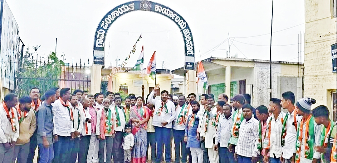 ಹುಲಸೂರ ಗ್ರಾಮ ಪಂಚಾಯತಿಯನ್ನು ಪಟ್ಟಣ ಪಂಚಾಯಿತಿಯಾಗಿ ಮೇಲ್ದರ್ಜೆಗೆ ಏರಿಸಲು ಸಚಿವ ಸಂಪುಟದ ಅನುಮೋದನೆ ದೊರೆತ ಹಿನ್ನೆಲೆಯಲ್ಲಿ ಕಾಂಗ್ರೆಸ್ ಕಾರ್ಯಕರ್ತರು ಸಂಭ್ರಮಿಸಿದರು