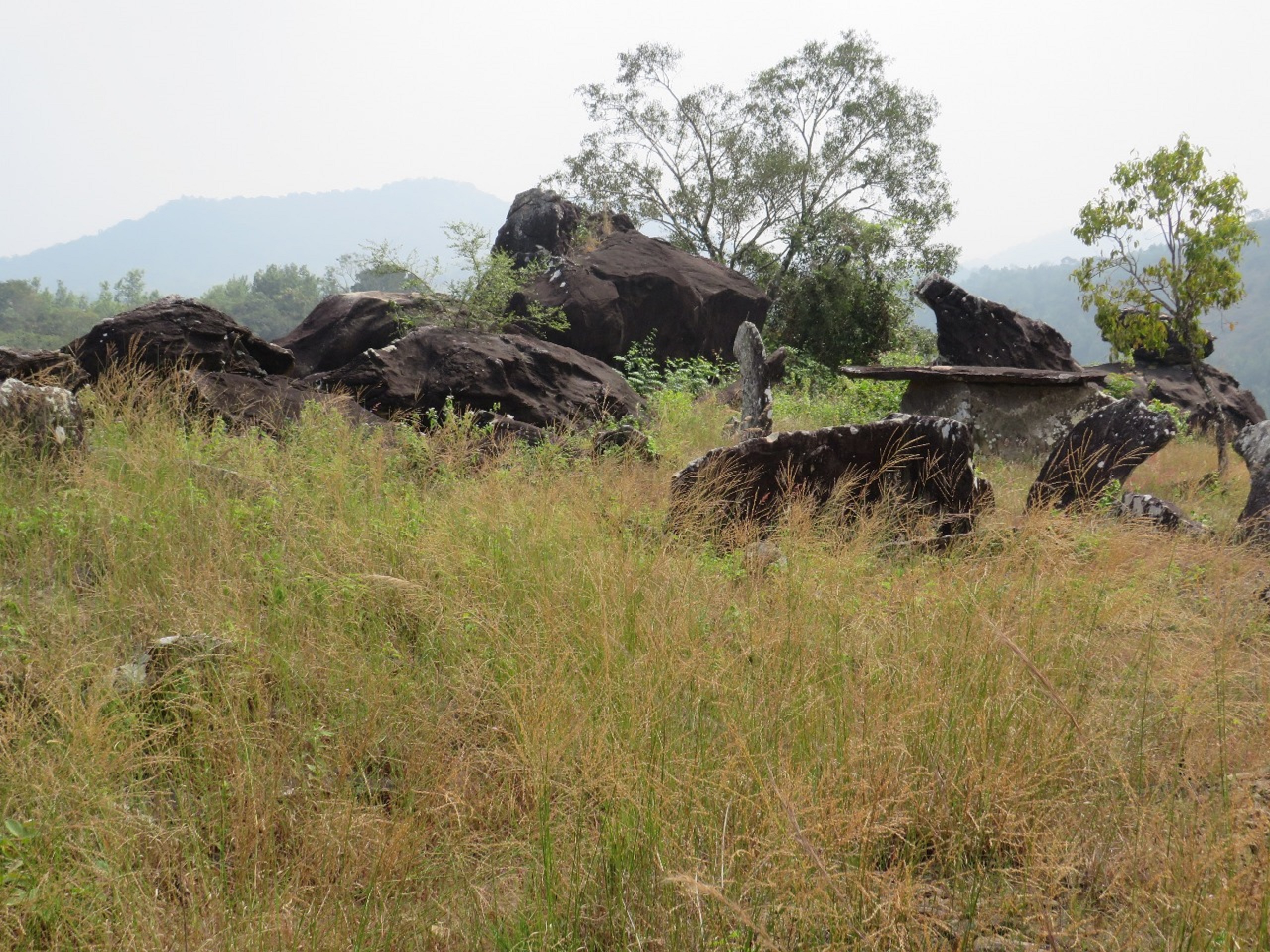 ಸೋಮವಾರಪೇಟೆ ತಾಲ್ಲೂಕಿನ ದೊಡ್ಡಮಳ್ತೆ ಗ್ರಾಮದಲ್ಲಿರುವ ಮೋರಿಬೆಟ್ಟ ಅಥವಾ ಪಾಂಡವರ ಬೆಟ್ಟದ ಮೇಲಿರುವ ಶಿಲಾ ಸಮಾಧಿಗಳು