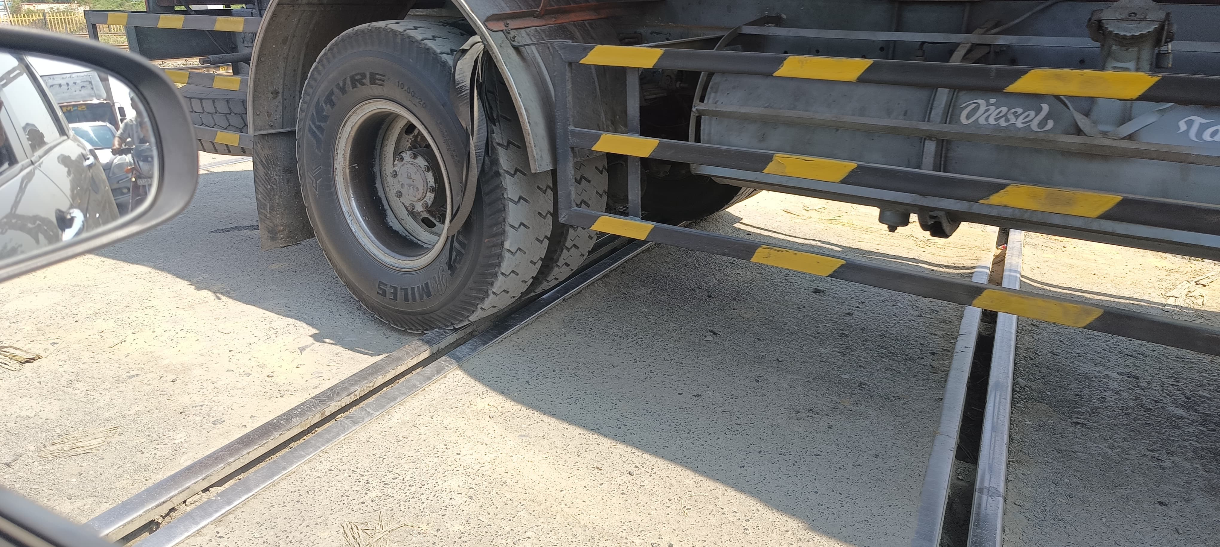 ರೈಲ್ವೆ ಹಳಿ ರಸ್ತೆಯಿಂದ ಮೇಲೆ ಎದ್ದಿದ್ದು ವಾಹನಗಳು ಸಂಕಷ್ಟ ಪಡುತ್ತಿರುವುದು