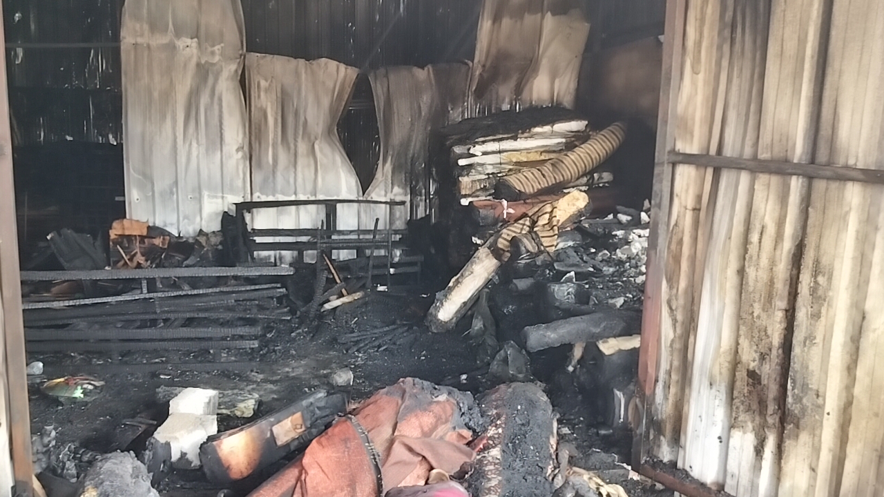 ಗೌರಿಬಿದನೂರು ನಗರದ ಕೆಎಸ್ಆರ್‌ಟಿಸಿ ಬಸ್ ಡಿಪೊ ಮುಂಭಾಗದ ಸೋಫಾ ಅಂಗಡಿಗೆ ಬೆಂಕಿ ತಗುಲಿ ಲಕ್ಷಾಂತರ ಮೌಲ್ಯದ ಸೋಫಾಗಳು ಸುಟ್ಟು ಭಸ್ಮವಾದವು