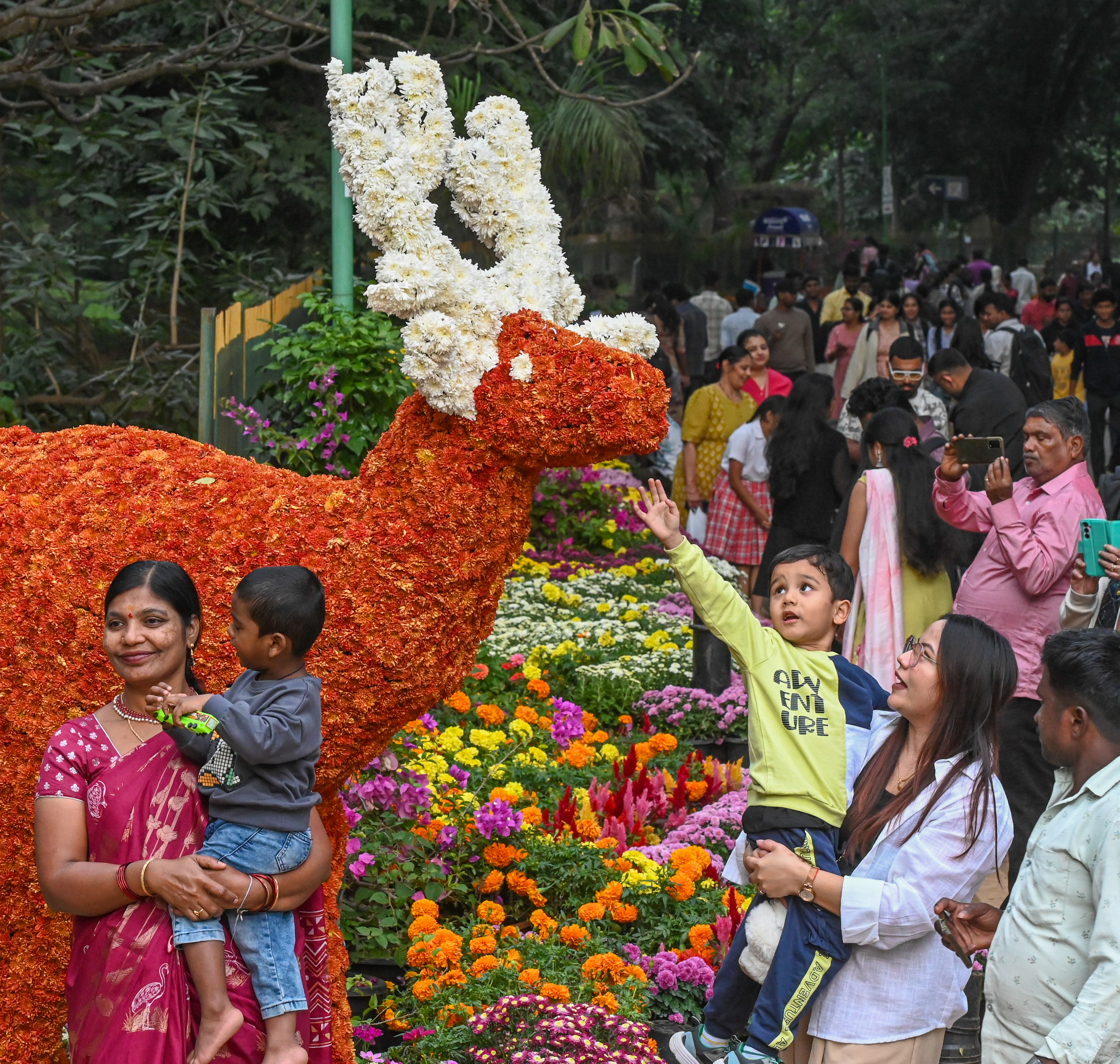 ಹೂವುಗಳಲ್ಲಿ ಅರಳಿದ ಜಿಂಕೆಯ ಮುಂಭಾಗದಲ್ಲಿ ಸಾರ್ವಜನಿಕರು ಫೋಟೊ ತೆಗೆಸಿಕೊಂಡರು
ಪ್ರಜಾವಾಣಿ ಚಿತ್ರ: ಎಂ.ಎಸ್. ಮಂಜುನಾಥ್