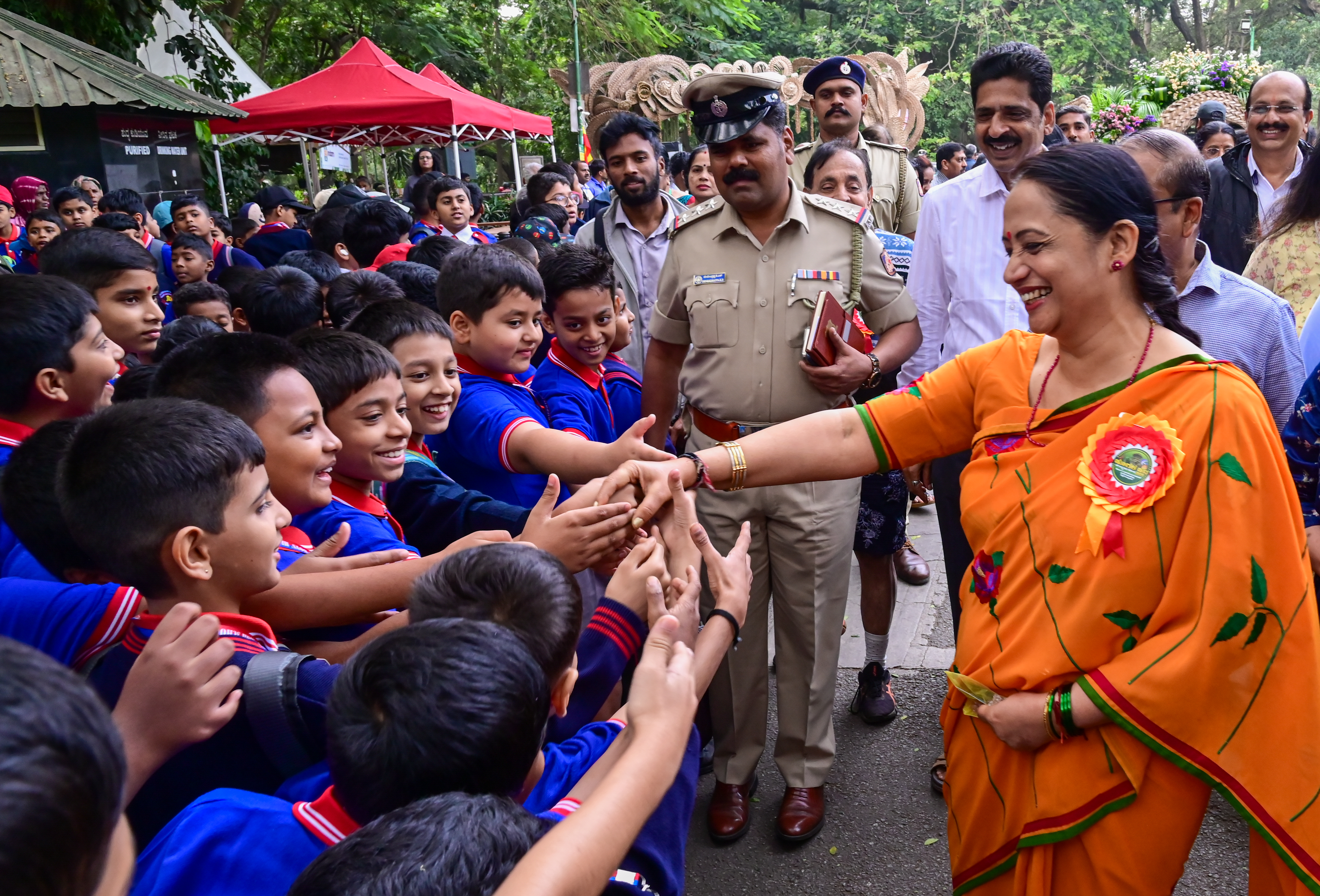 ಕಬ್ಬನ್‌ ಉದ್ಯಾನದಲ್ಲಿ ಆಯೋಜಿಸಿದ್ದ ಹೂಗಳ ಹಬ್ಬ ವೀಕ್ಷಿಸಲು ಬಂದಿದ್ದ ಶಾಲಾ ಮಕ್ಕಳ ಕೈ ಕುಲುಕಿದ ಶಾಲಿನಿ ರಜನೀಶ್
ಪ್ರಜಾವಾಣಿ ಚಿತ್ರ: ಎಂ.ಎಸ್. ಮಂಜುನಾಥ್