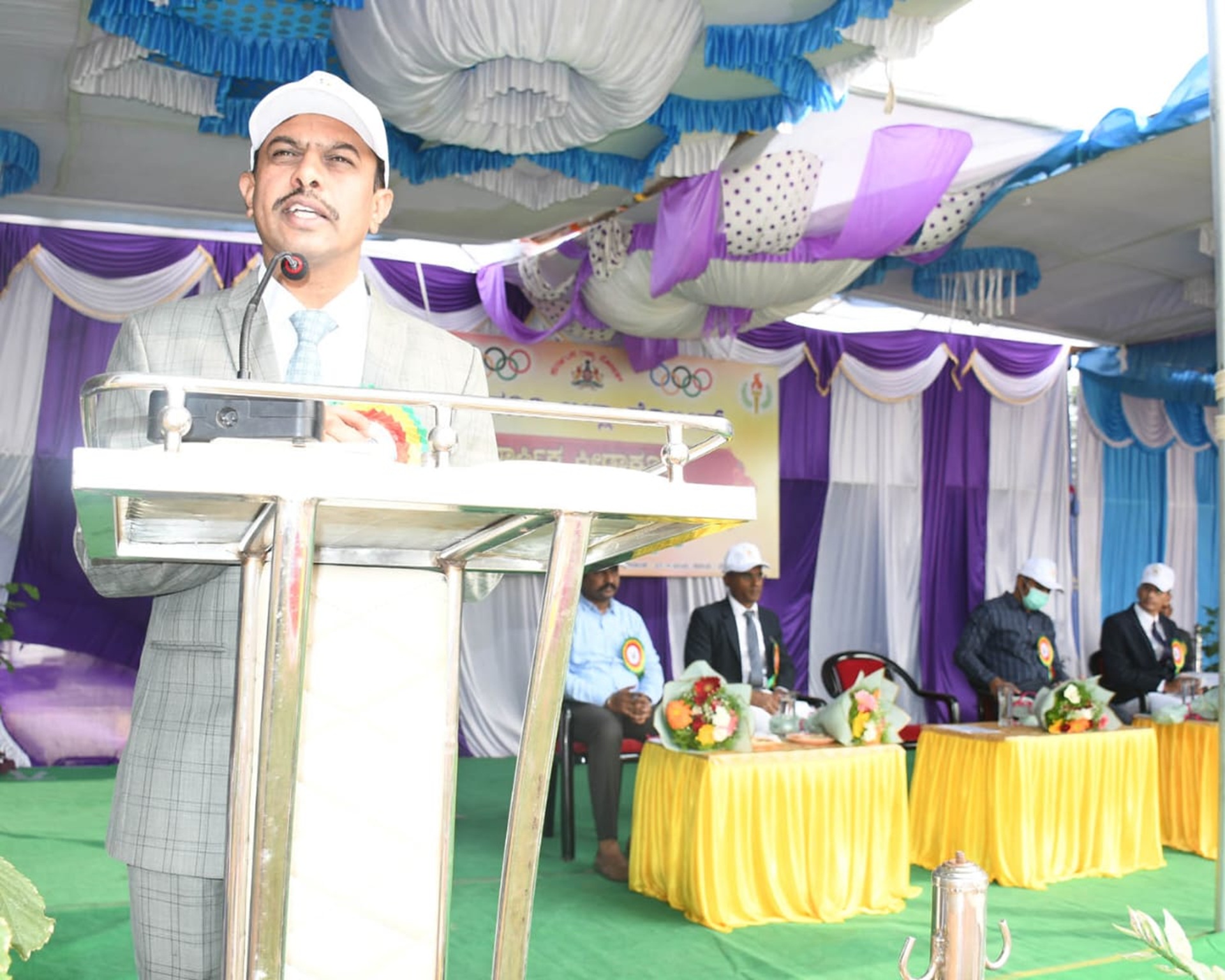 ಯಾದಗಿರಿಯ ಪೊಲೀಸ್ ಪರೇಡ್ ಮೈದಾನದಲ್ಲಿ ಗುರುವಾರ ನಡೆದ ಜಿಲ್ಲಾ ಪೊಲೀಸ್ ವಾರ್ಷಿಕ ಕ್ರೀಡಾಕೂಟದಲ್ಲಿ ನ್ಯಾಯಾಧೀಶ ಮರುಳಸಿದ್ದಾರಾಧ್ಯ ಎಚ್.ಜೆ. ಅವರು ಮಾತನಾಡಿದರು