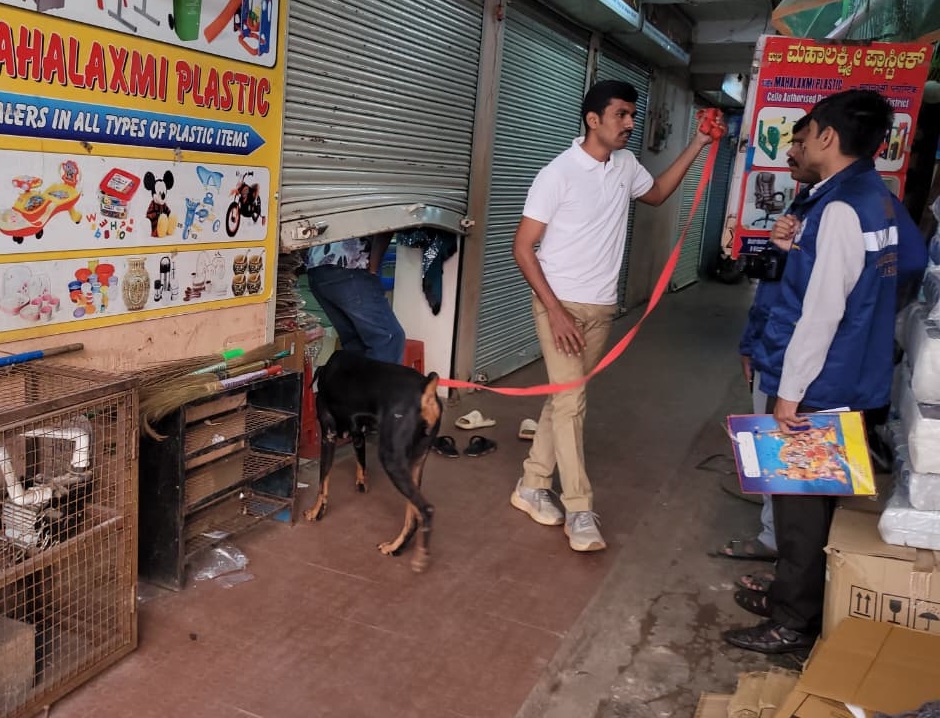 ಬೆಳಗಾವಿಯ ಪಾಂಗೂಳ ಗಲ್ಲಿಯಲ್ಲಿ ಬುಧವಾರ ತಡರಾತ್ರಿ ಕಳವಾದ ಅಂಗಡಿಗಳನ್ನು ಶ್ವಾನ ದಳ ಸಿಬ್ಬಂದಿ ಪರಿಶೀಲಿಸಿದರು