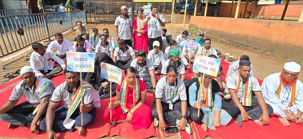 ಚಳಿಗಾಲದ ಅಧಿವೇಶನ: ಗೋಕಾಕ ಜಿಲ್ಲಾ ಕೇಂದ್ರವಾಗಿ ಘೋಷಿಸುವಂತೆ ಆಗ್ರಹಿಸಿ ಪ್ರತಿಭಟನೆ