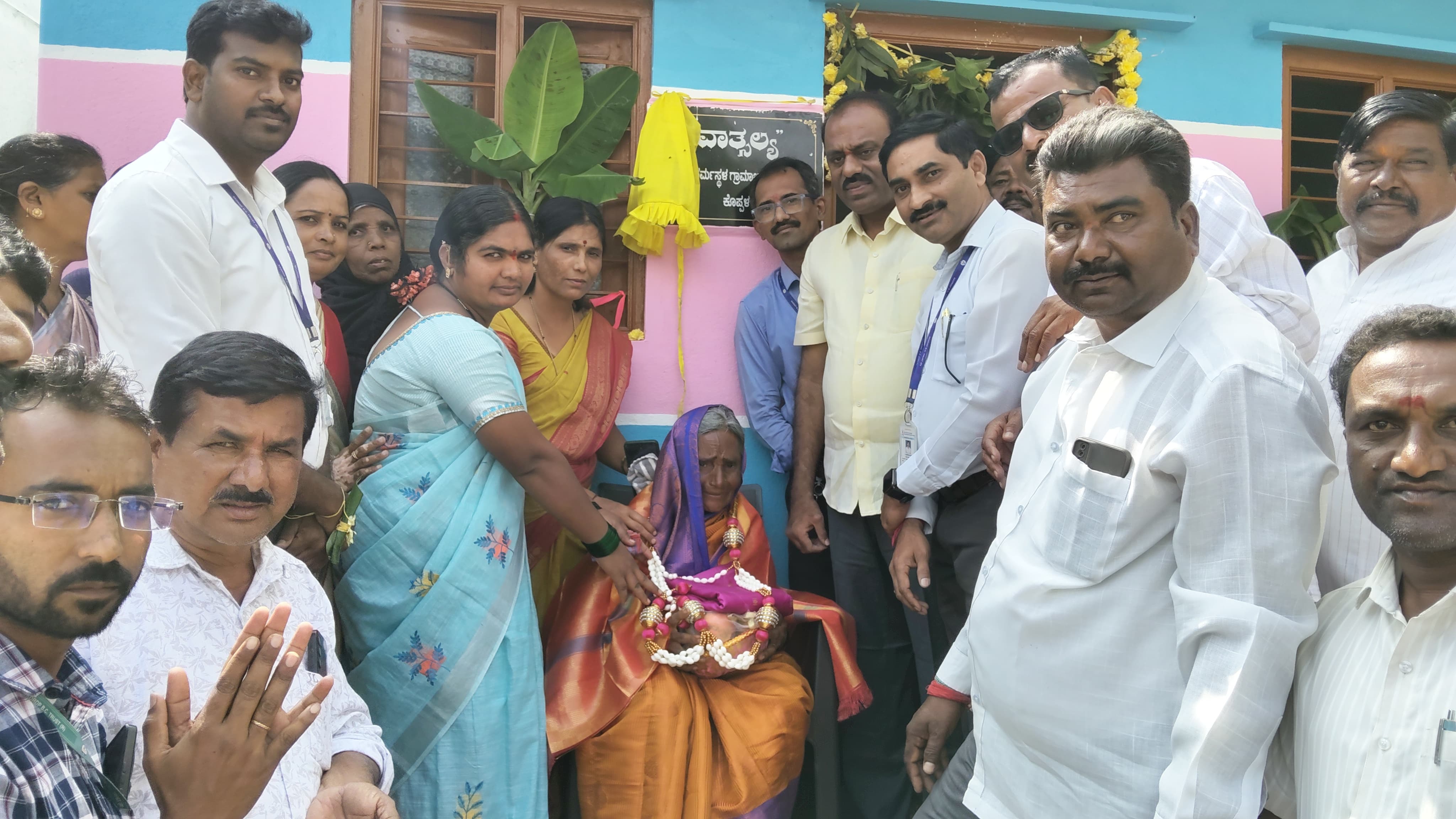 ಮುನಿರಾಬಾದ್ ಸಮೀಪ ಅಗಳಕೇರಾ ಗ್ರಾಮದ ಗ್ರಾಮಾಭಿವೃದ್ಧಿ ಯೋಜನೆಯ ಫಲಾನುಭವಿ ರಾಜಾಬೀ ಅವರಿಗೆ ಮನೆ ಹಸ್ತಾಂತರಿಸಲಾಯಿತು