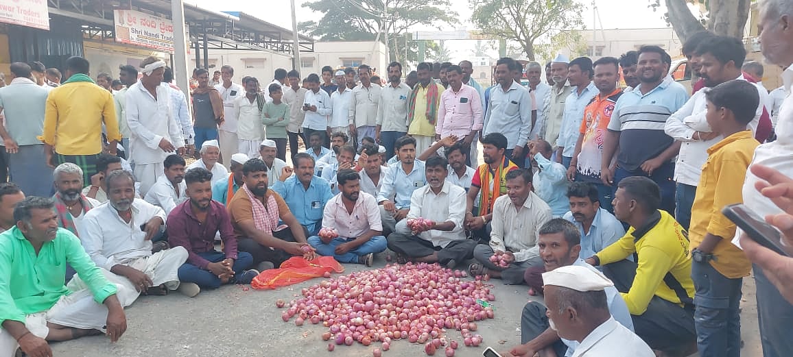 ಬಸವನಬಾಗೇವಾಡಿ | ಈರುಳ್ಳಿ ಬೆಲೆ ಕುಸಿತ: ರೈತರ ಪ್ರತಿಭಟನೆ