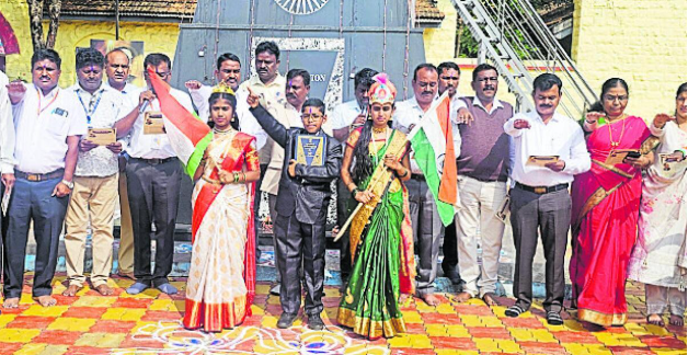 ಹುಕ್ಕೇರಿಯಲ್ಲಿ ಬುಧವಾರ ಕೋರ್ಟ್ ವೃತ್ತದ ಬಳಿಯ ಉದ್ಯಾನದಲ್ಲಿಯ ಡಾ.ಅಂಬೇಡ್ಕರ್ ಮೂರ್ತಿ ಎದುರು ಸಂವಿಧಾನ ಪೀಠಿಕೆ ಬೋಧಿಸಲಾಯಿತು