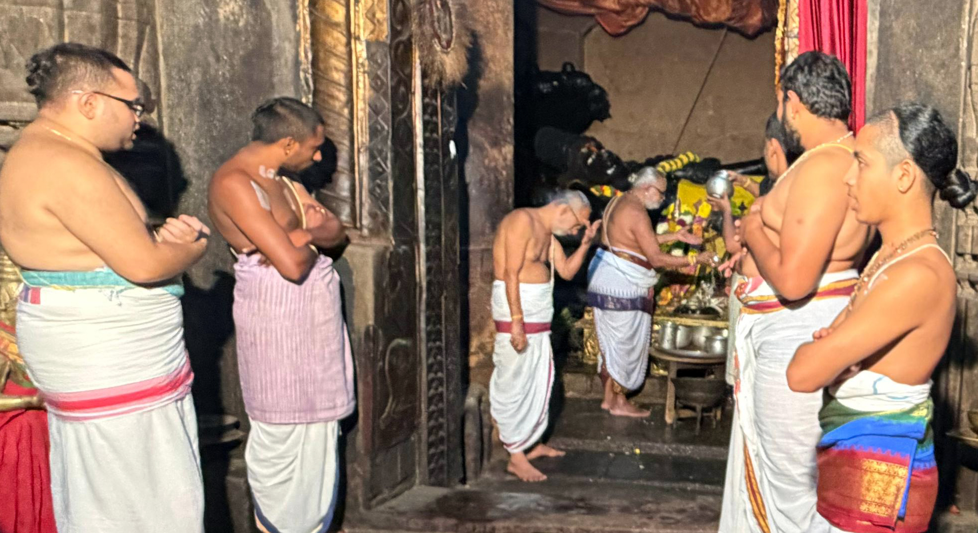 ಶ್ರೀರಂಗನಾಥಸ್ವಾಮಿ ದೇವರ ಮೂರ್ತಿಗೆ ವೈದಿಕರು ಗುರುವಾರ ಕಳಶಾಭಿಷೇಕ ನೆರವೇರಿಸಿದರು