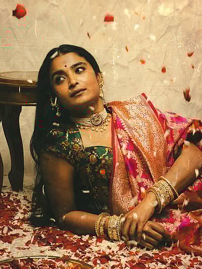 ಸೀರೆ ಧರಿಸಿ, ಬಳೆ ತೊಟ್ಟು,  ಹಣೆಗೆ ಬಿಂದಿ ಇಟ್ಟು  ಕಂಗೊಳಿಸಿದ ನಟಿ ಚೈತ್ರಾ ಆಚಾರ್