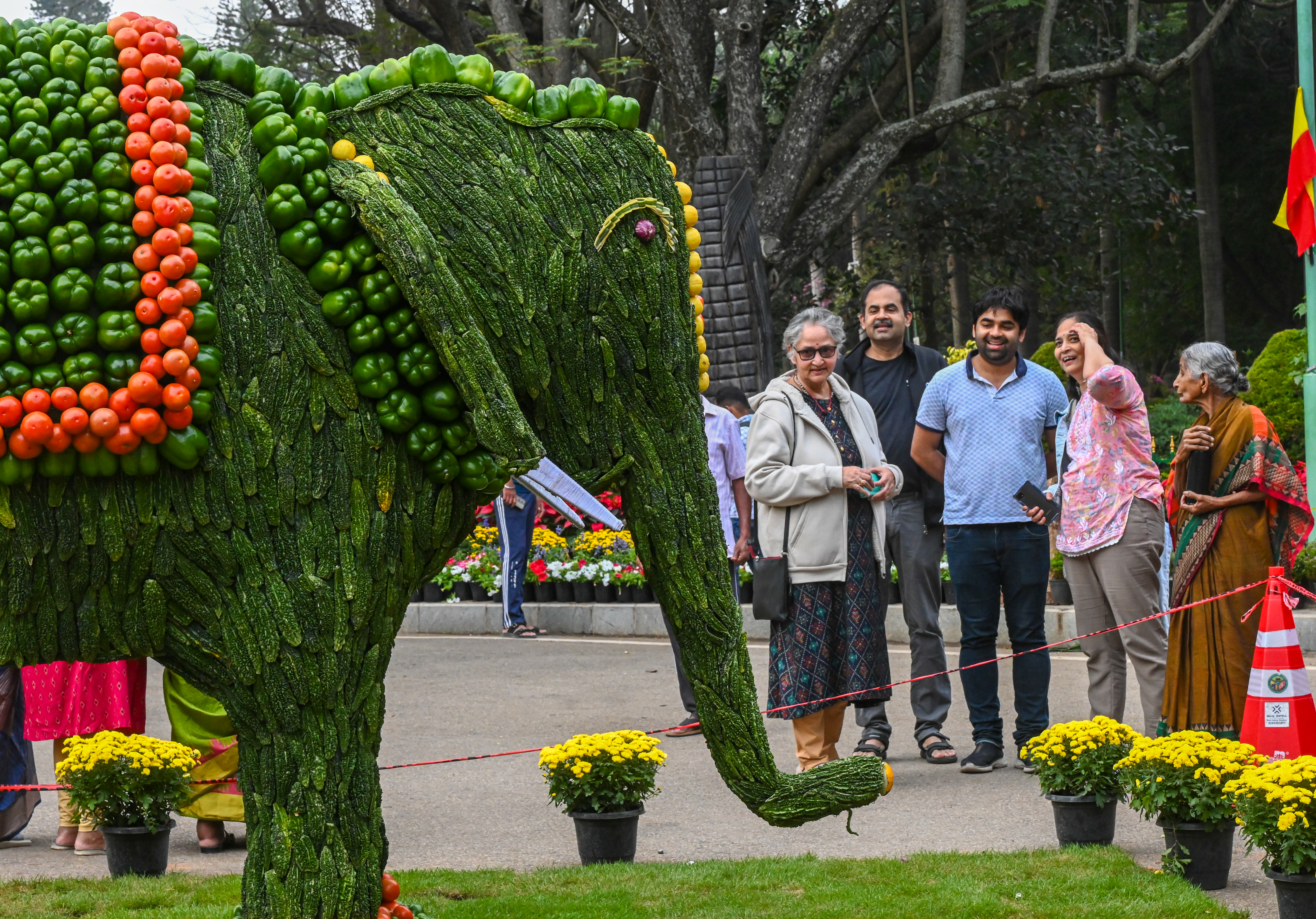 ಕಬ್ಬನ್‌ ಉದ್ಯಾನದಲ್ಲಿ ನಡೆಯುತ್ತಿರುವ ಹೂಗಳ ಹಬ್ಬದಲ್ಲಿ ತರಕಾರಿಗಳಲ್ಲಿ ರಚಿಸಿರುವ ಆನೆಯ ಮಾದರಿಯನ್ನು ಸಾರ್ವಜನಿಕರು ಕುತೂಹಲದಿಂದ ವೀಕ್ಷಿಸಿದರು
ಪ್ರಜಾವಾಣಿ ಚಿತ್ರ: ಎಂ.ಎಸ್. ಮಂಜುನಾಥ್