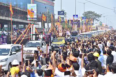 ಉಡುಪಿ ಬಂದಿಳಿದ ಪ್ರಧಾನಿ ಮೋದಿಯವರು ರೋಡ್ ಶೋ ನಡೆಸಿದರು. ಈ ವೇಳೆ ಅವರನ್ನು ನೋಡಲು ಸಾವಿರಾರು. ಜನರು ದಾರಿಯುದ್ದಕ್ಕೂ ನಿಂತಿದ್ದರು.