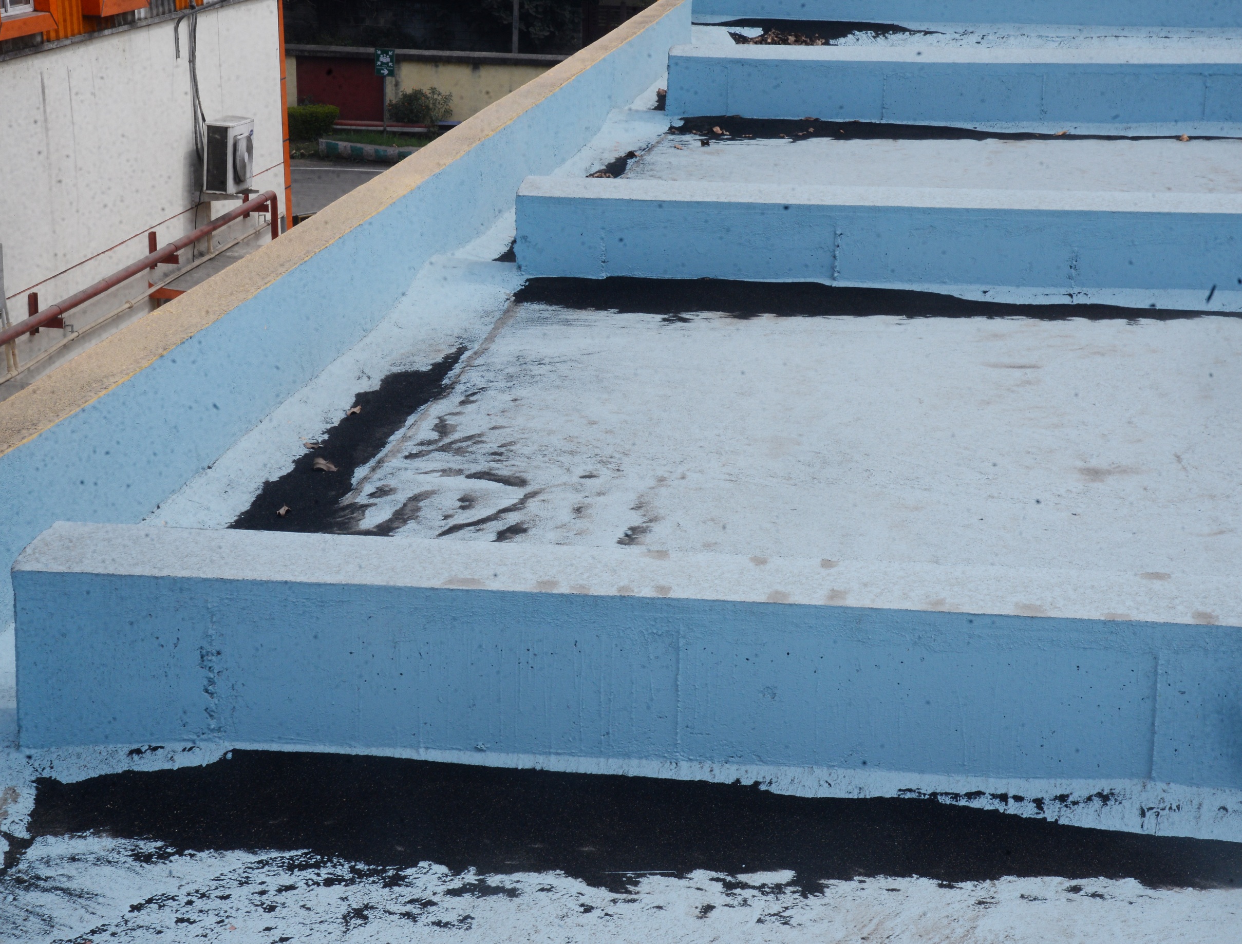 ಕೈಗಾರಿಕಾ ಪ್ರದೇಶದ ಕಟ್ಟಡದ ಮೇಲೆ ಸಂಗ್ರಹವಾಗಿರುವ ದೂಳು