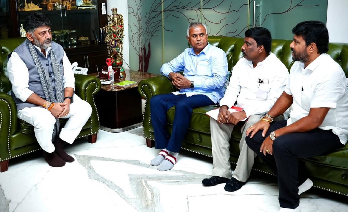 ಸಿಎಂ, ಡಿಸಿಎಂ: ಯಾರನ್ನು ಬೆಂಬಲಿಸಲಿ ಶಿವನೇ?:  ಗೊಂದಲದಲ್ಲಿ ಸಿಲುಕಿದ ಶಾಸಕರು