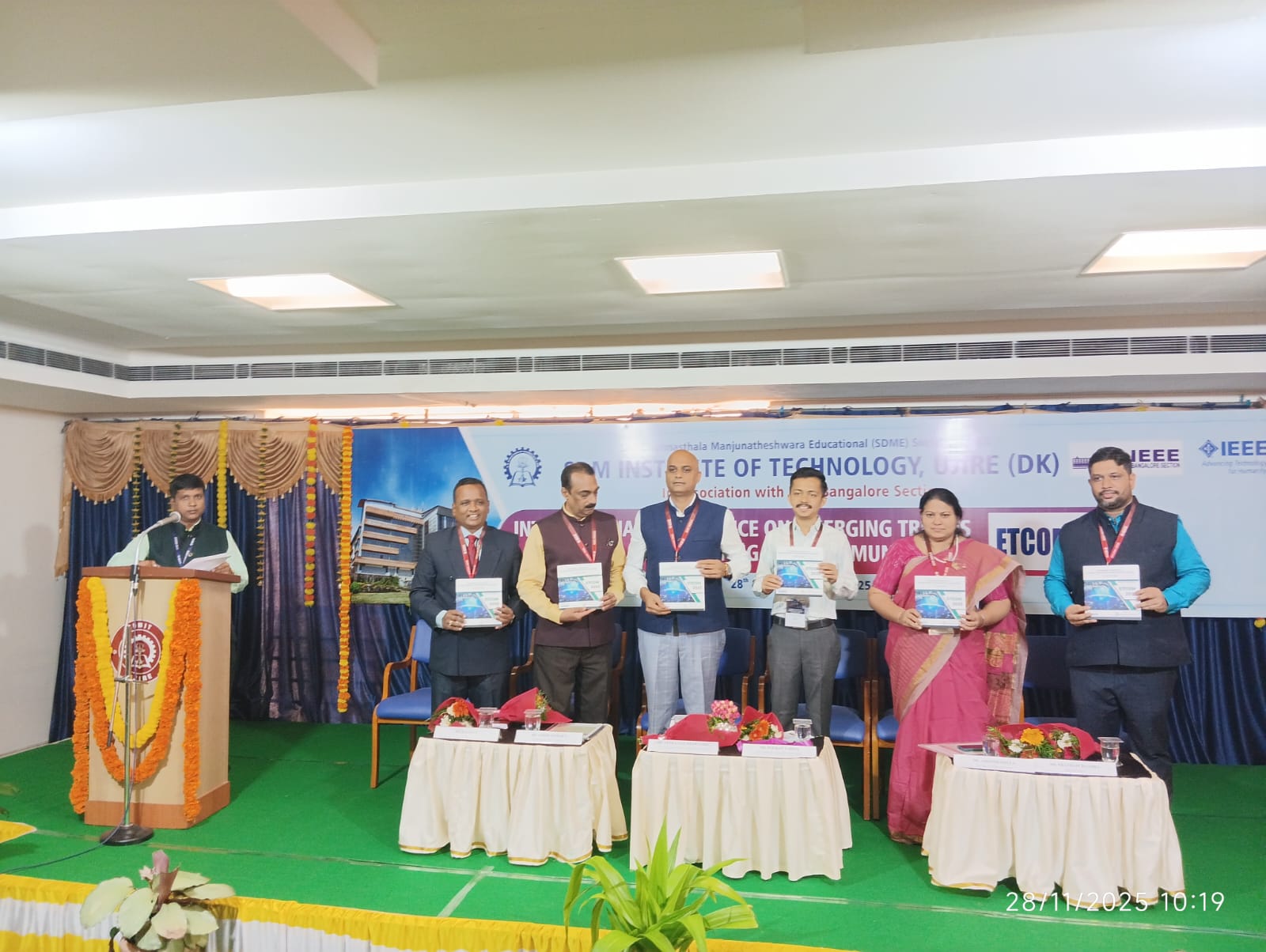 ಧಾರವಾಡದ ವೆಂಕಟೇಶ್ ದೇಶಪಾಂಡೆ ಅವರು ವಿಚಾರಸಂಕಿರಣವನ್ನು ಉದ್ಘಾಟಿಸಿದರು